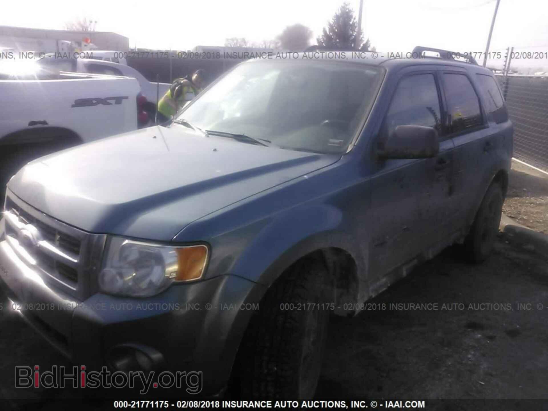 2011 Ford Escape - VIN: 1FMCU0D76BKC10405 - Фото 2