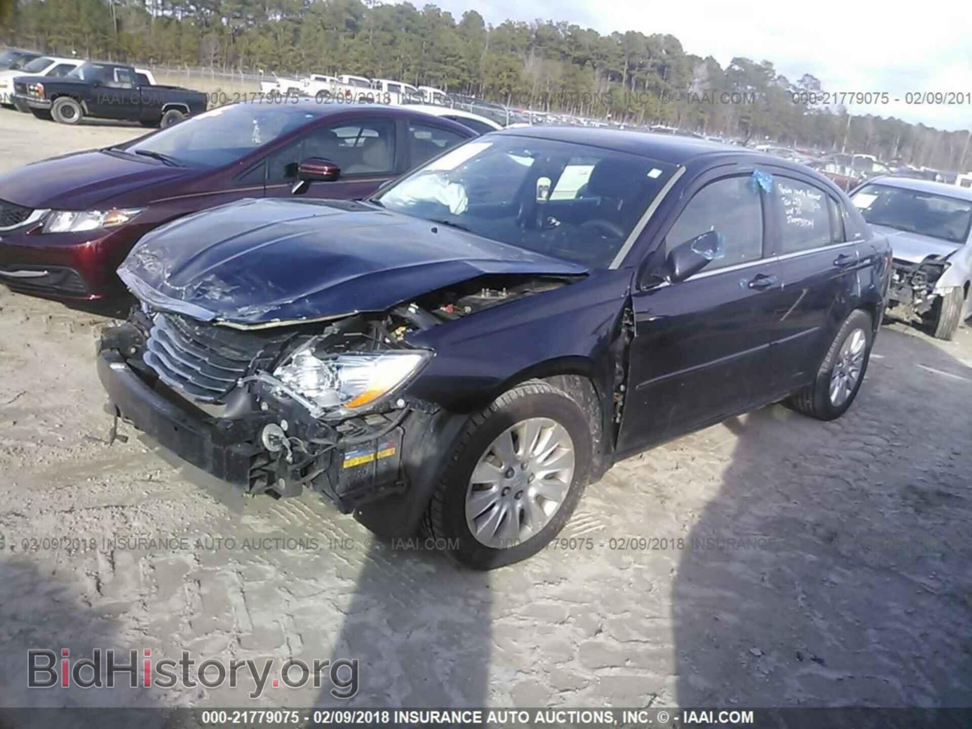 2011 Chrysler 200 - VIN: 1C3BC4FBXBN552924 - Photo 2