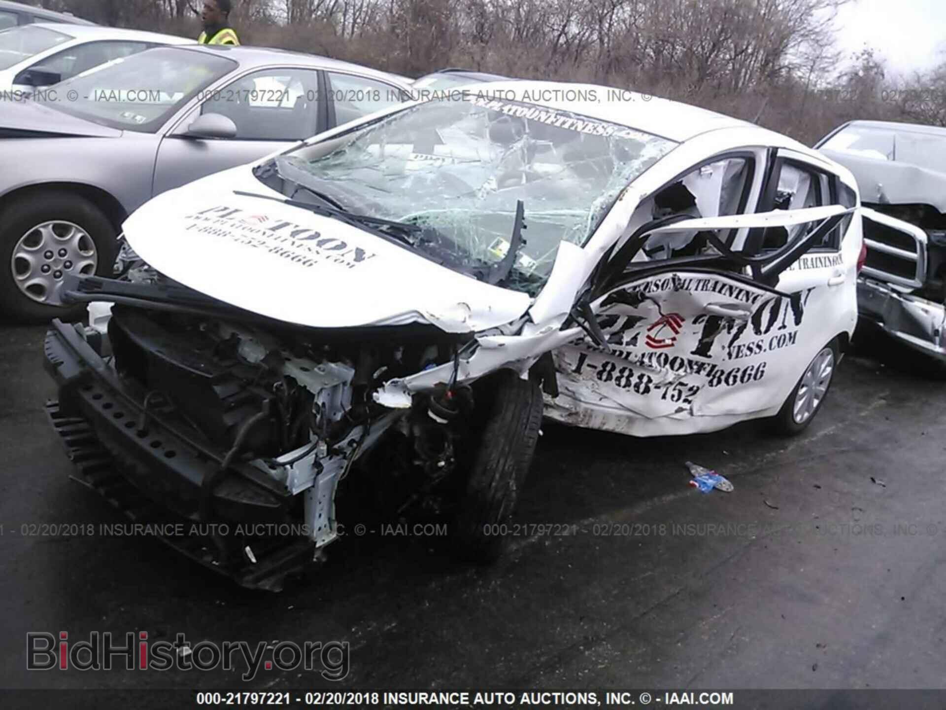 2016 Nissan Versa note - VIN: 3N1CE2CP1GL354600 - Фото 2