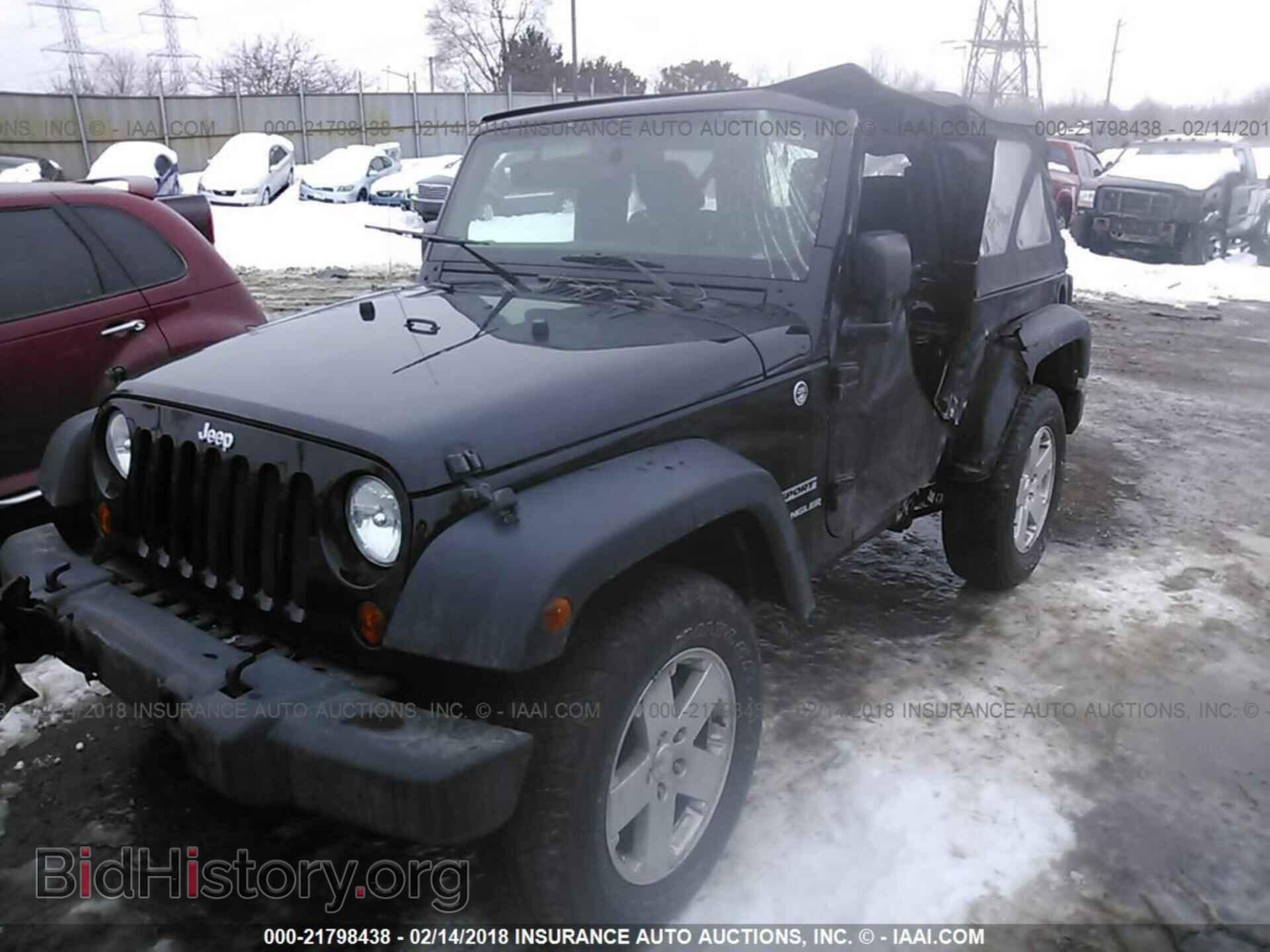 2011 Jeep Wrangler - VIN: 1J4AA2D12BL556385 - Фото 2