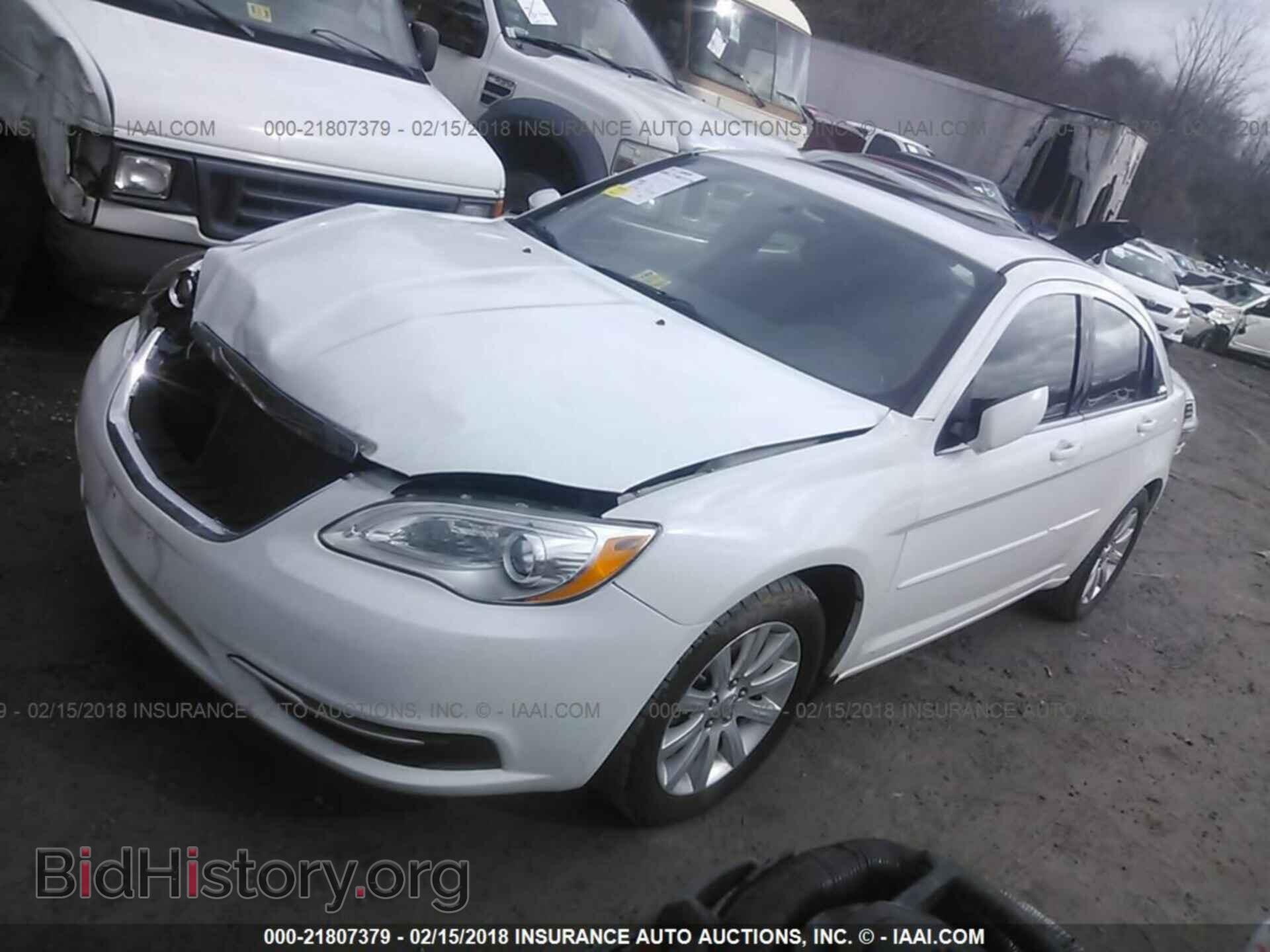 2013 Chrysler 200 - VIN: 1C3CCBBB2DN666157 - Photo 2