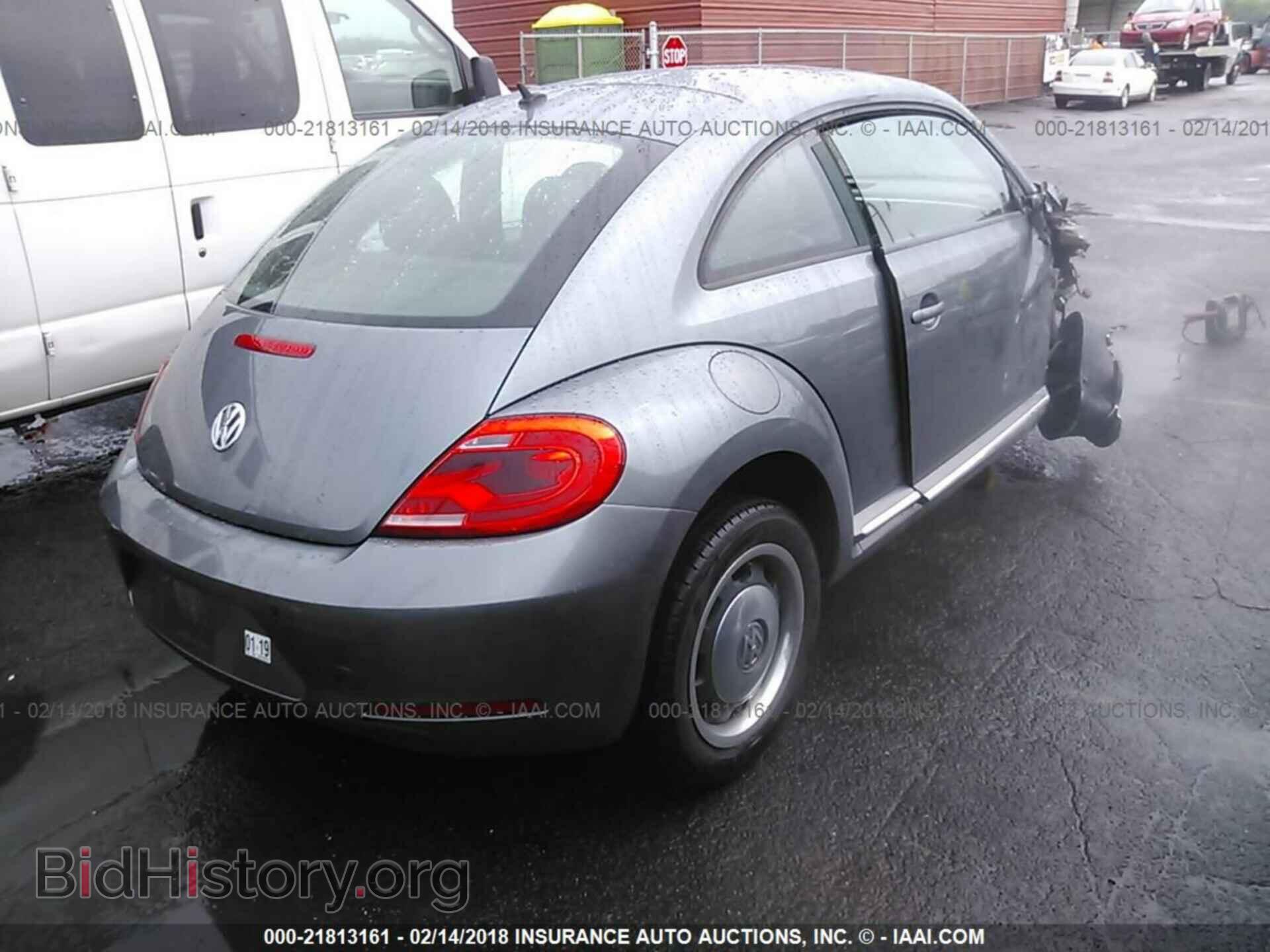 2012 Volkswagen Beetle - VIN: 3VWJP7AT5CM613022 - Фото 4
