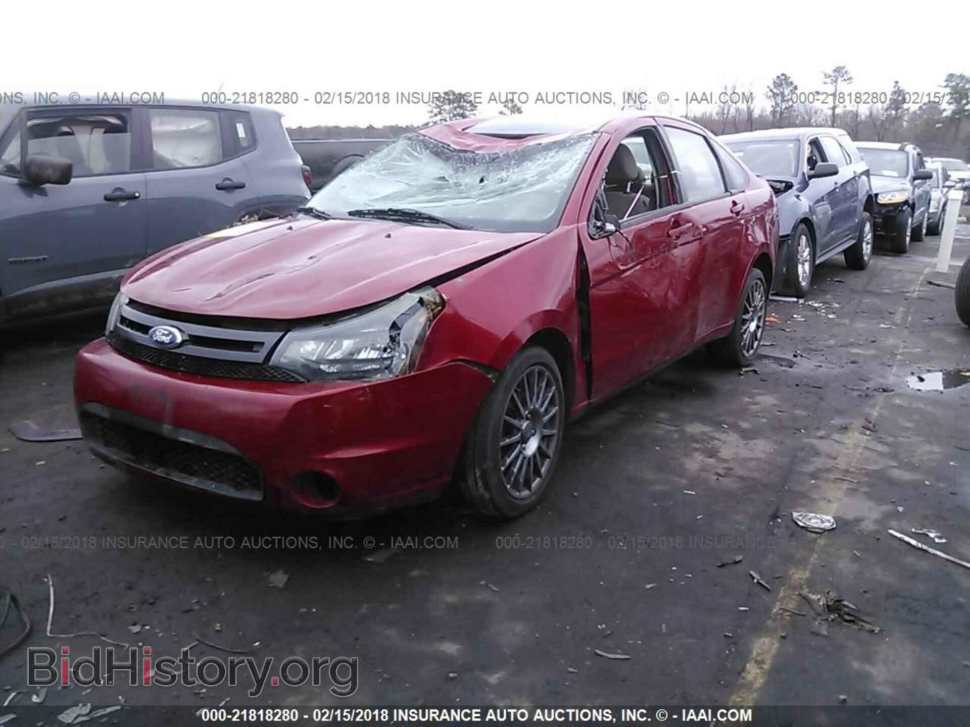 2011 Ford Focus - VIN: 1FAHP3GN8BW153247 - Фото 2