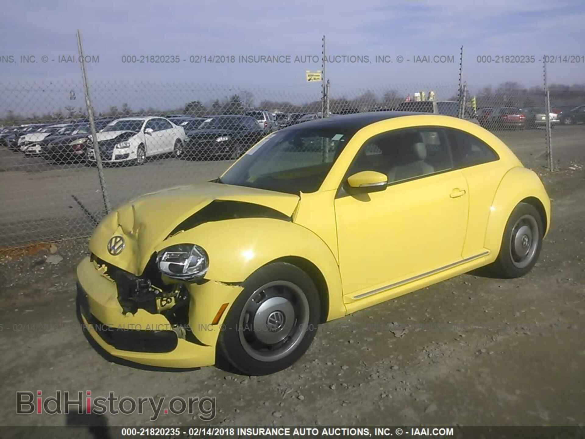 2012 Volkswagen Beetle - VIN: 3VWJP7ATXCM650406 - Фото 2