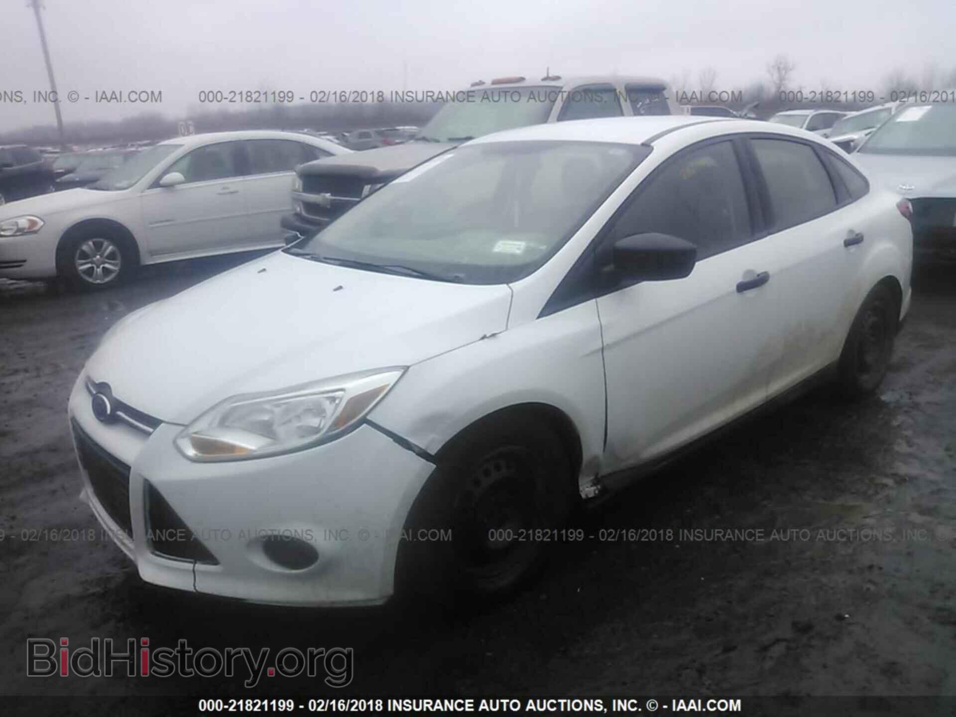 2012 Ford Focus - VIN: 1FAHP3E24CL182319 - Фото 2
