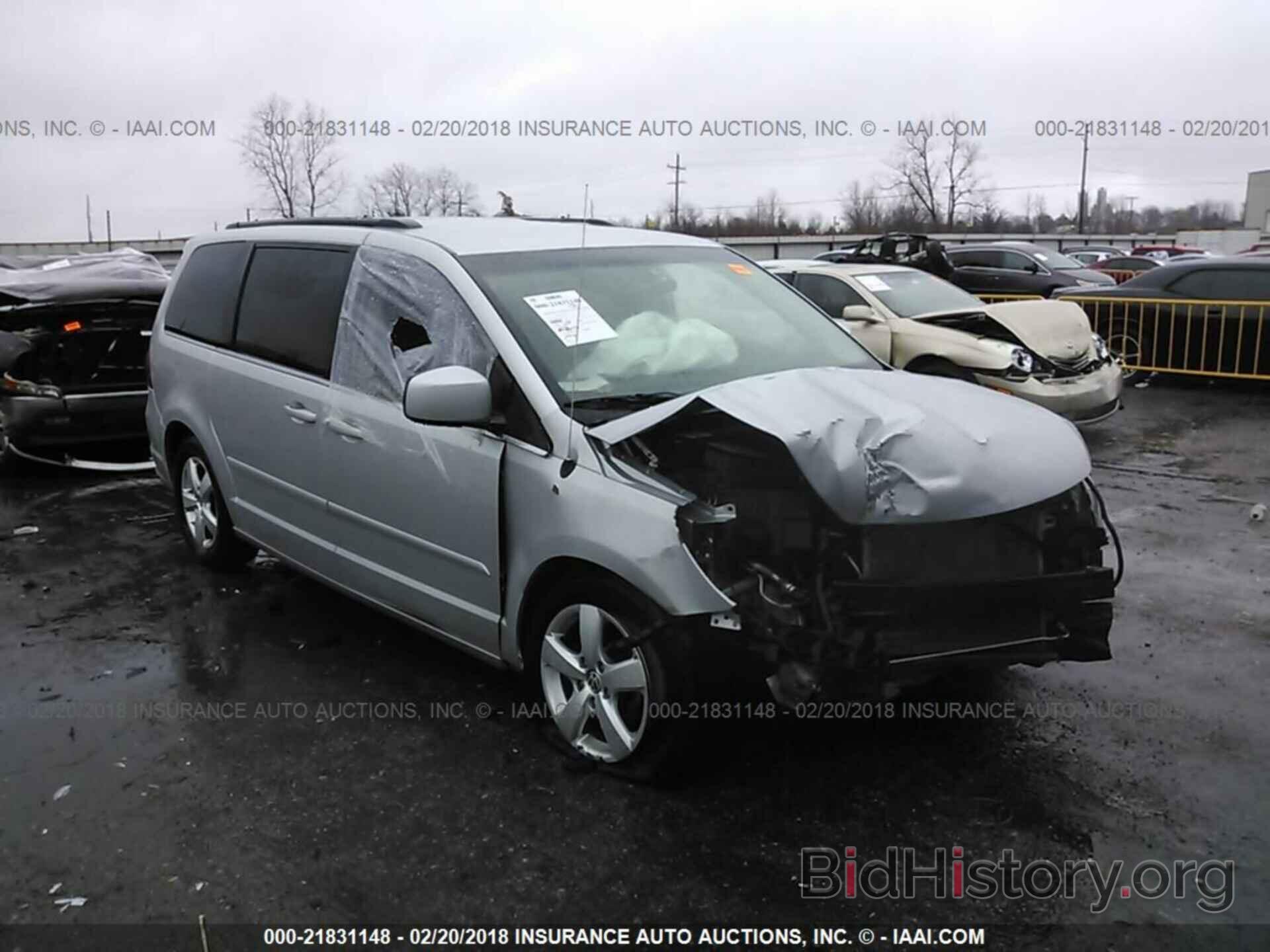 Photo 2V4RW3DG5BR642727 - Volkswagen Routan 2011