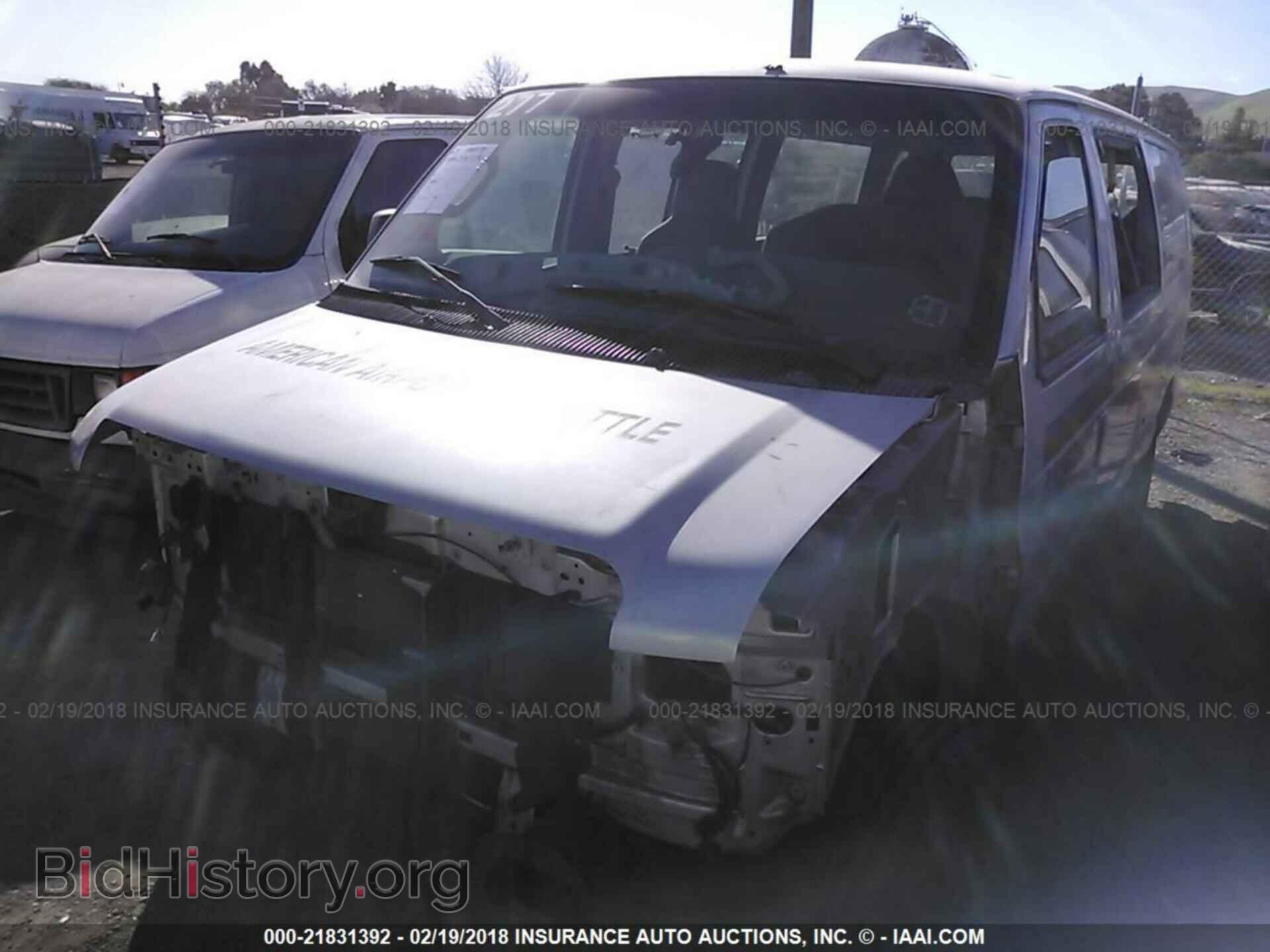 2011 Ford Econoline - VIN: 1FBSS3BL9BDA70656 - Фото 2