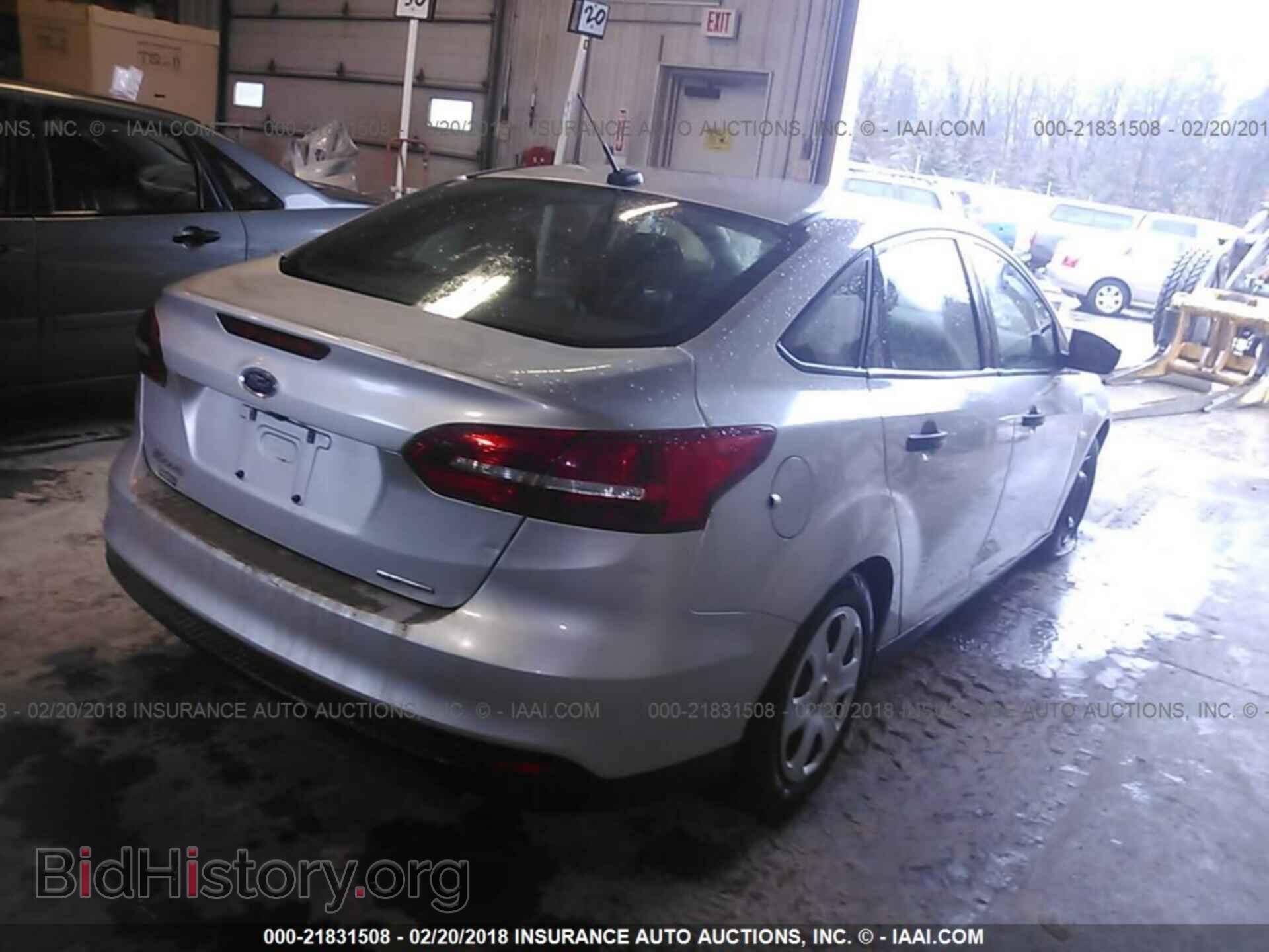 2016 Ford Focus - VIN: 1FADP3E29GL282209 - Photo 4