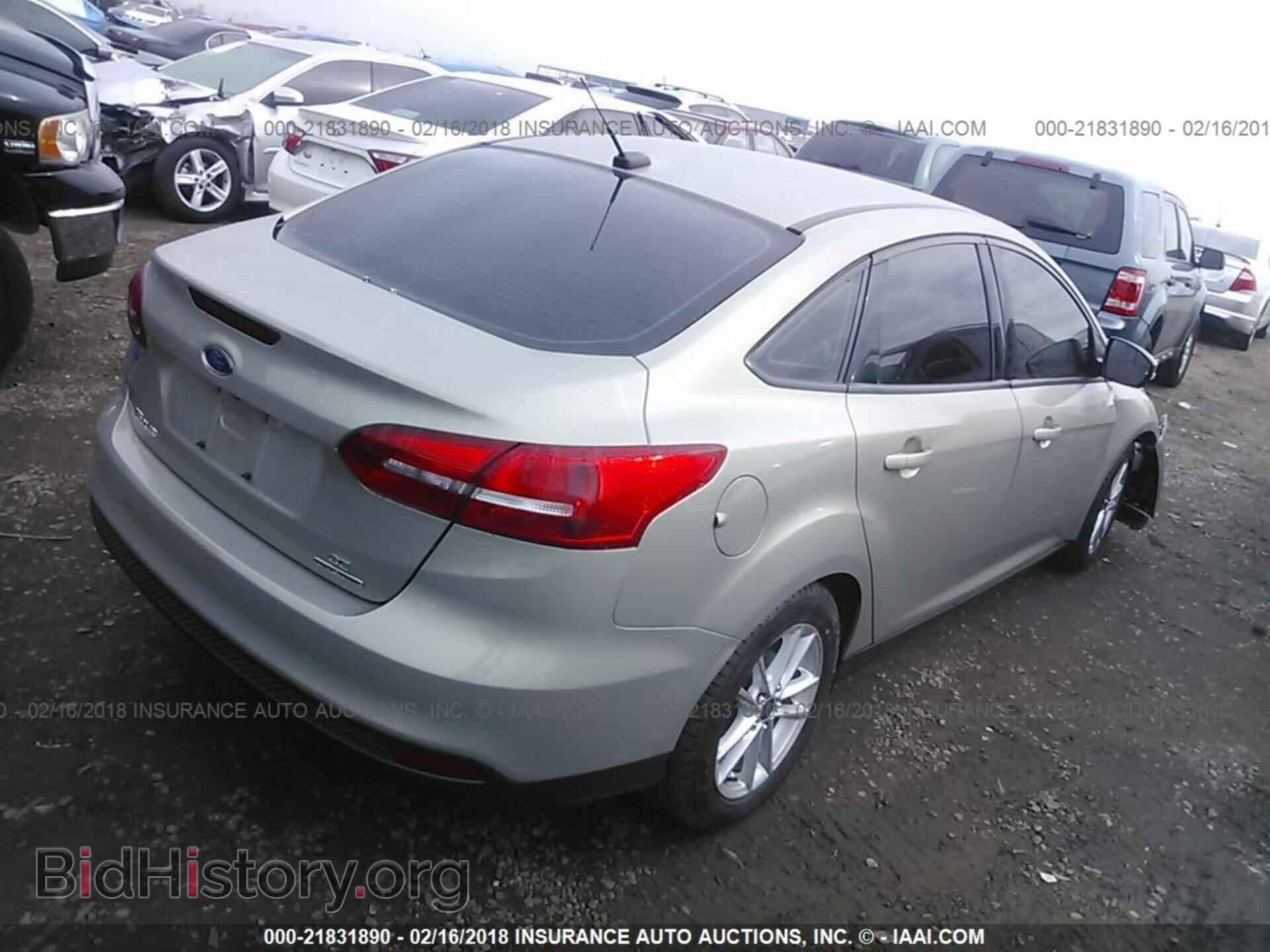 2015 Ford Focus - VIN: 1FADP3F23FL262020 - Photo 4