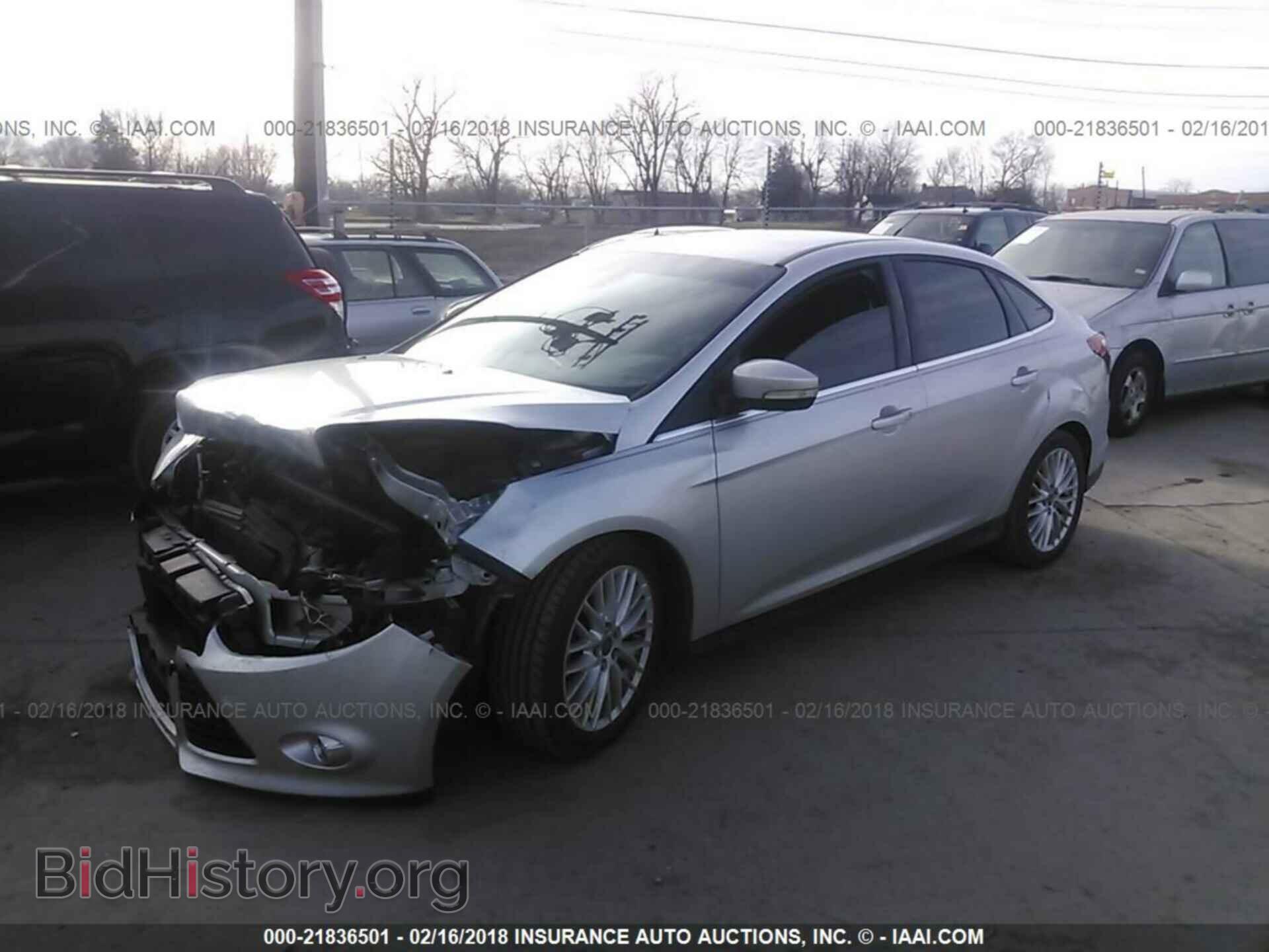 2012 Ford Focus - VIN: 1FAHP3H28CL450560 - Photo 2