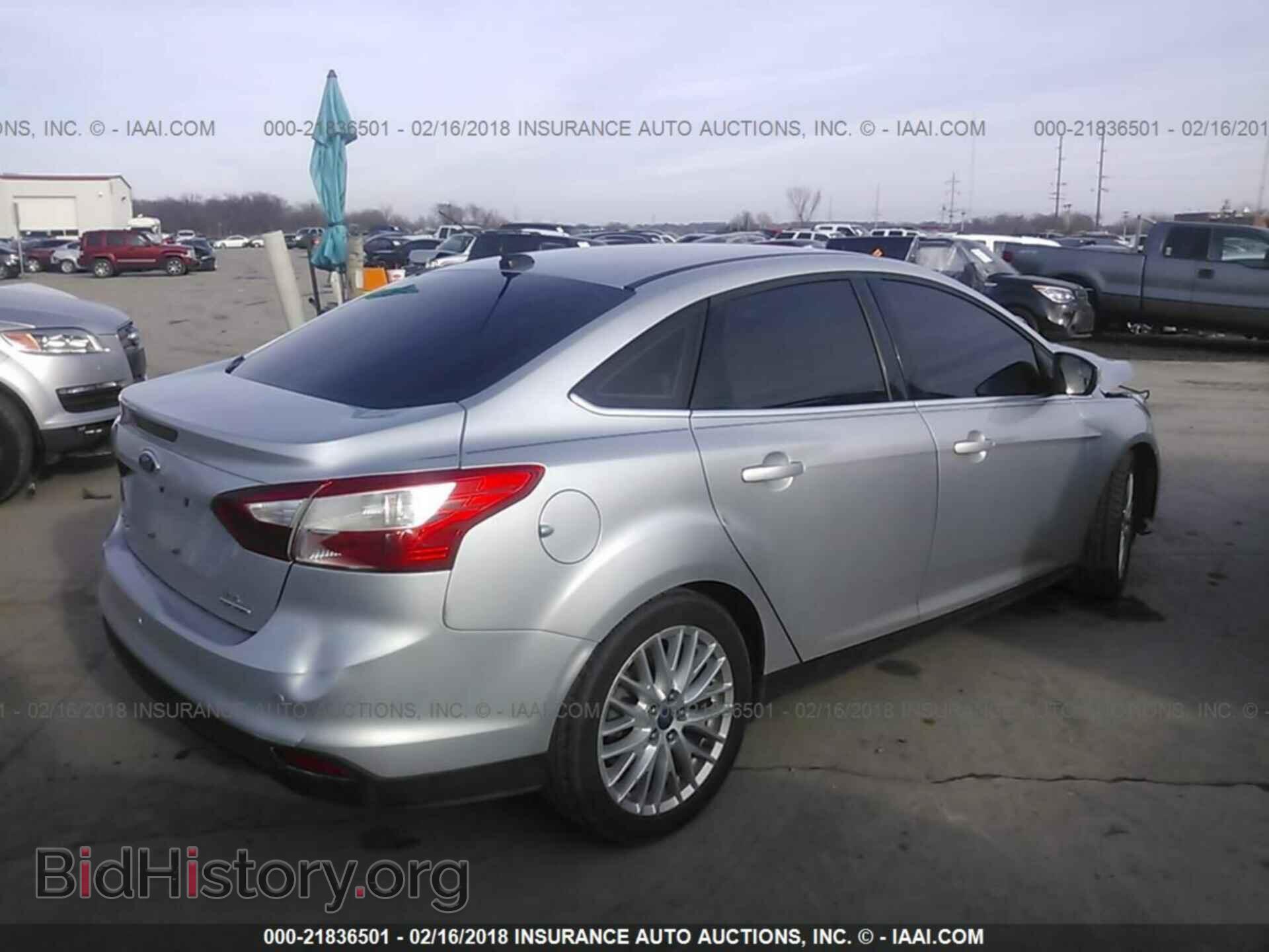 2012 Ford Focus - VIN: 1FAHP3H28CL450560 - Photo 4