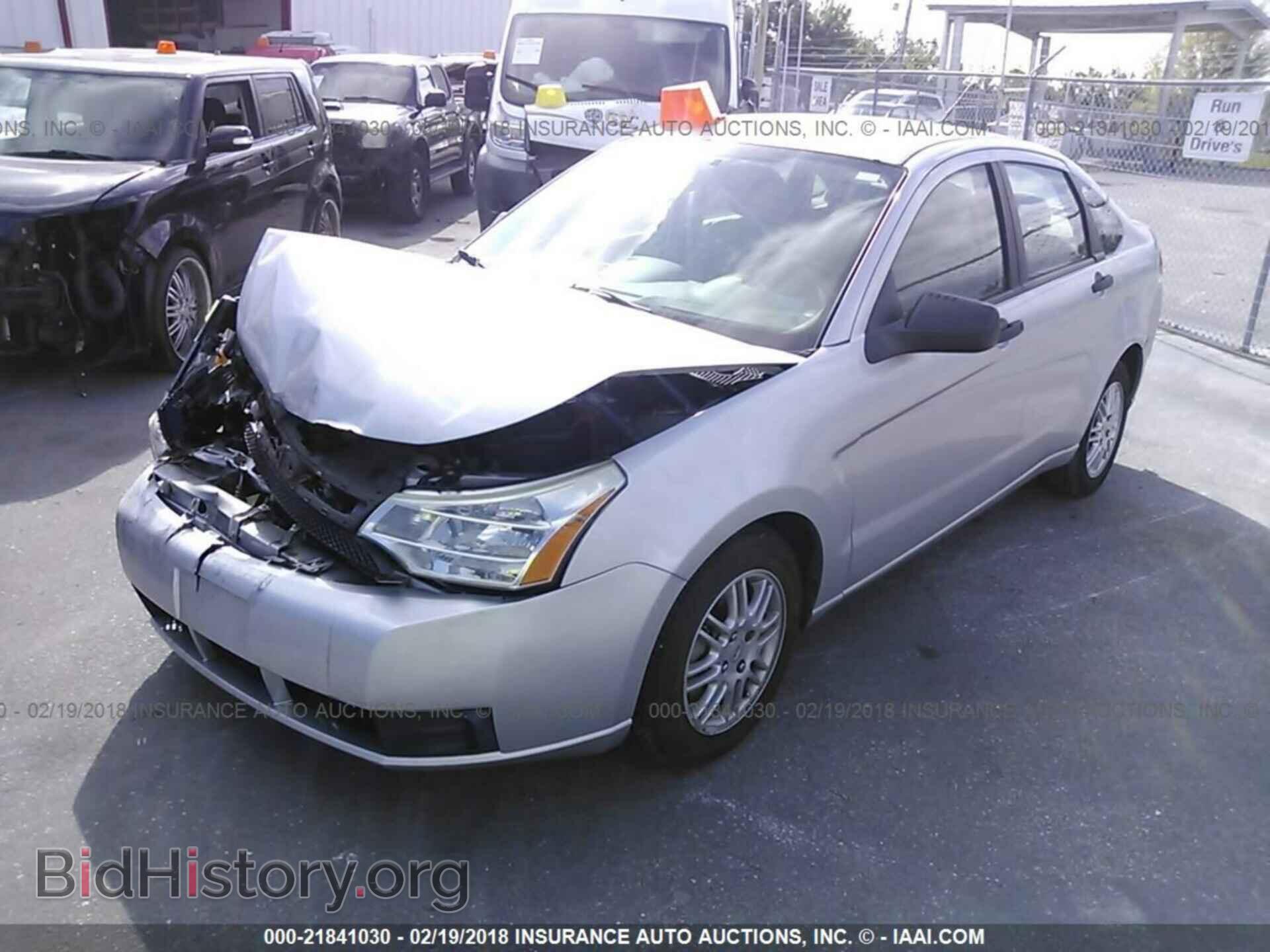2011 Ford Focus - VIN: 1FAHP3FN9BW195850 - Фото 2