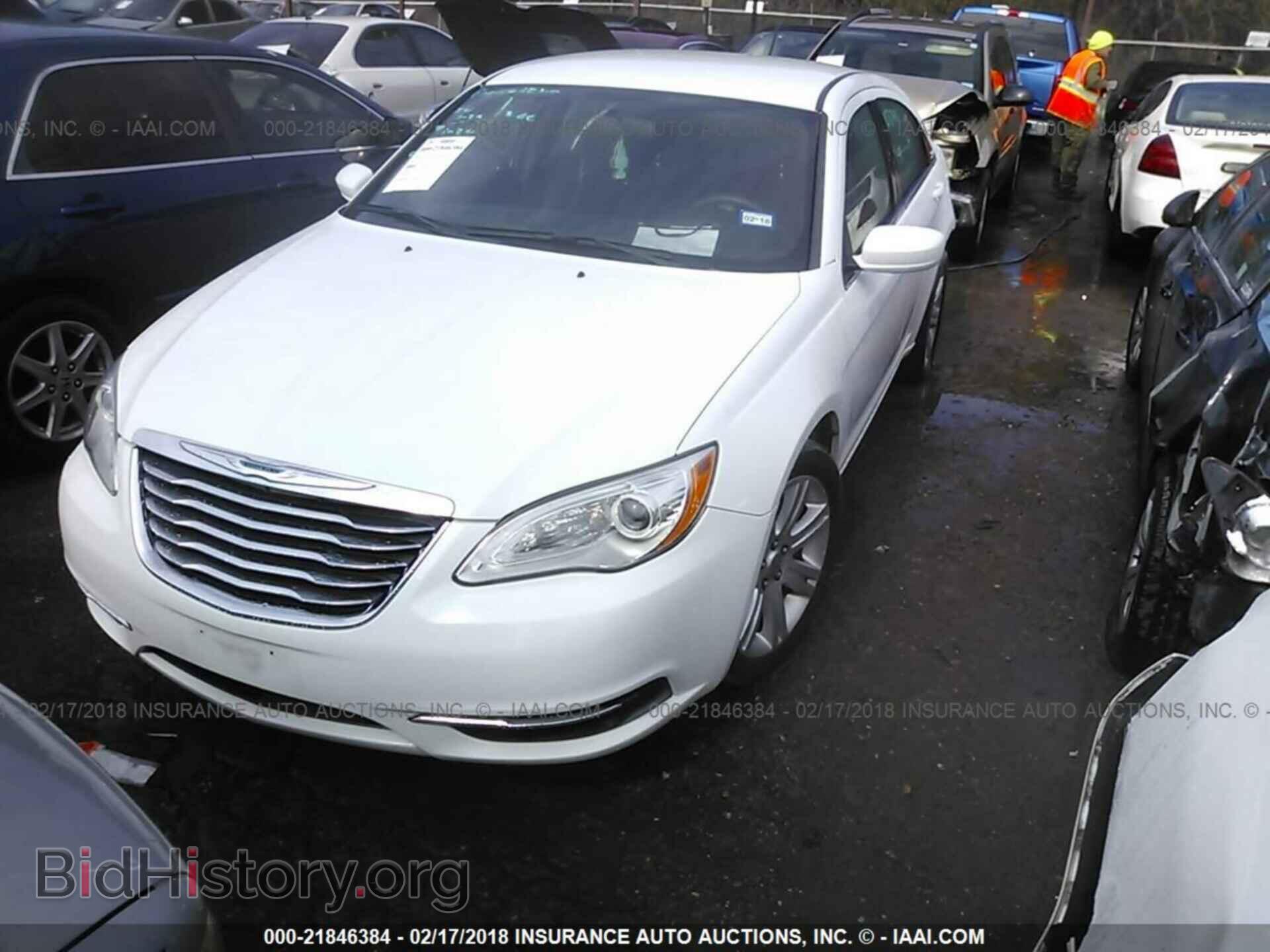 2013 Chrysler 200 - VIN: 1C3CCBAB5DN704451 - Фото 2