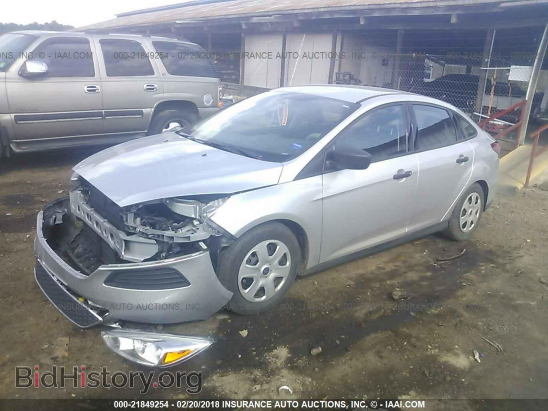 2016 Ford Focus - VIN: 1FADP3E21GL256946 - Photo 2