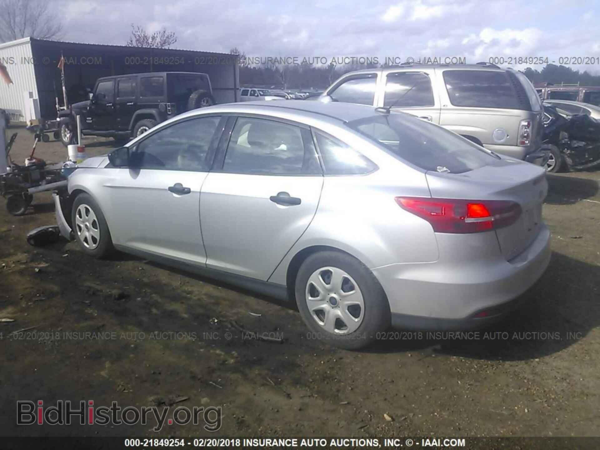 2016 Ford Focus - VIN: 1FADP3E21GL256946 - Photo 3
