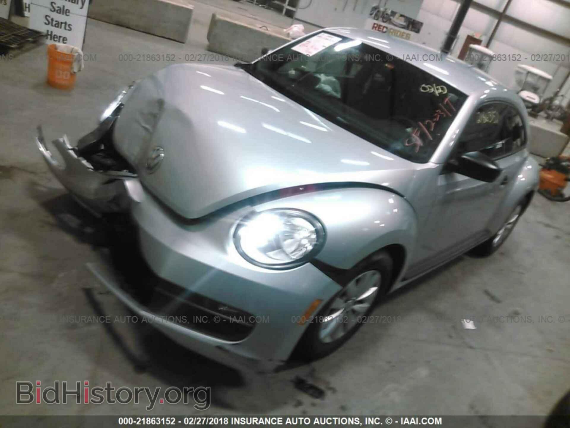 2013 Volkswagen Beetle - VIN: 3VWFP7AT8DM652954 - Фото 2