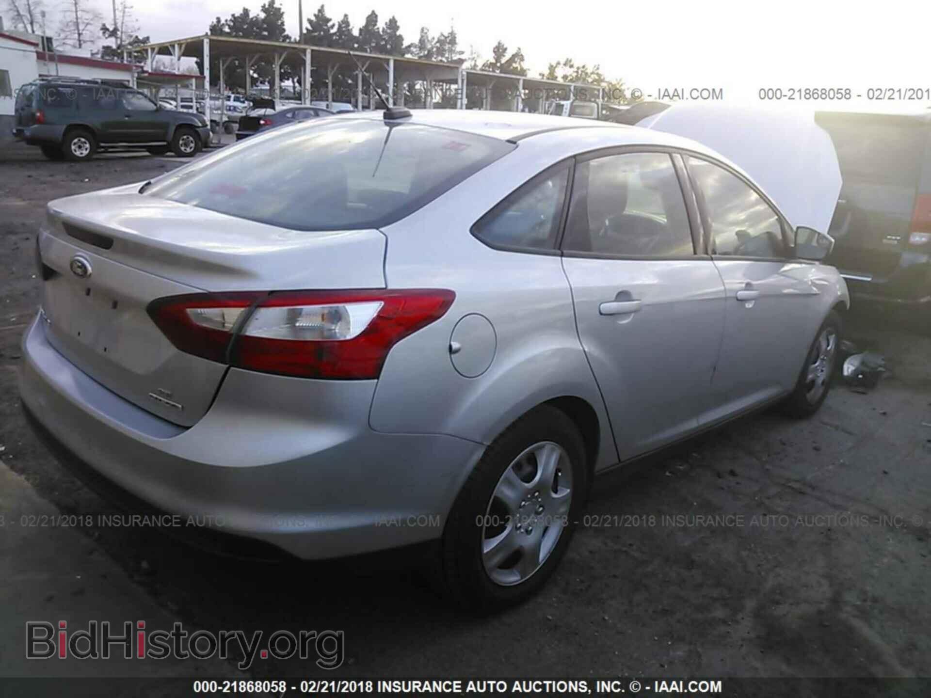 2012 Ford Focus - VIN: 1FAHP3F21CL371069 - Photo 4
