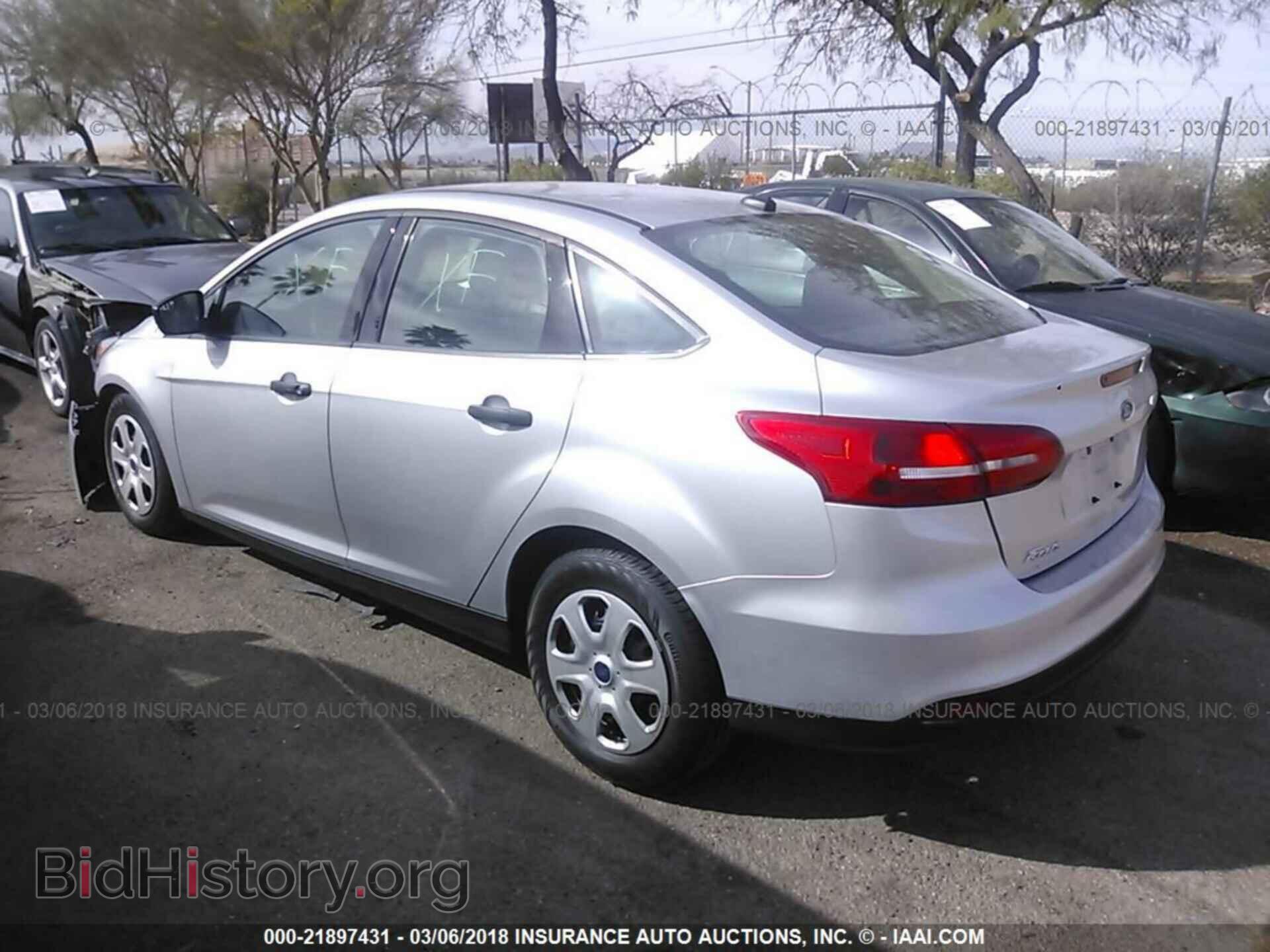 2017 Ford Focus - VIN: 1FADP3E25HL277610 - Photo 3