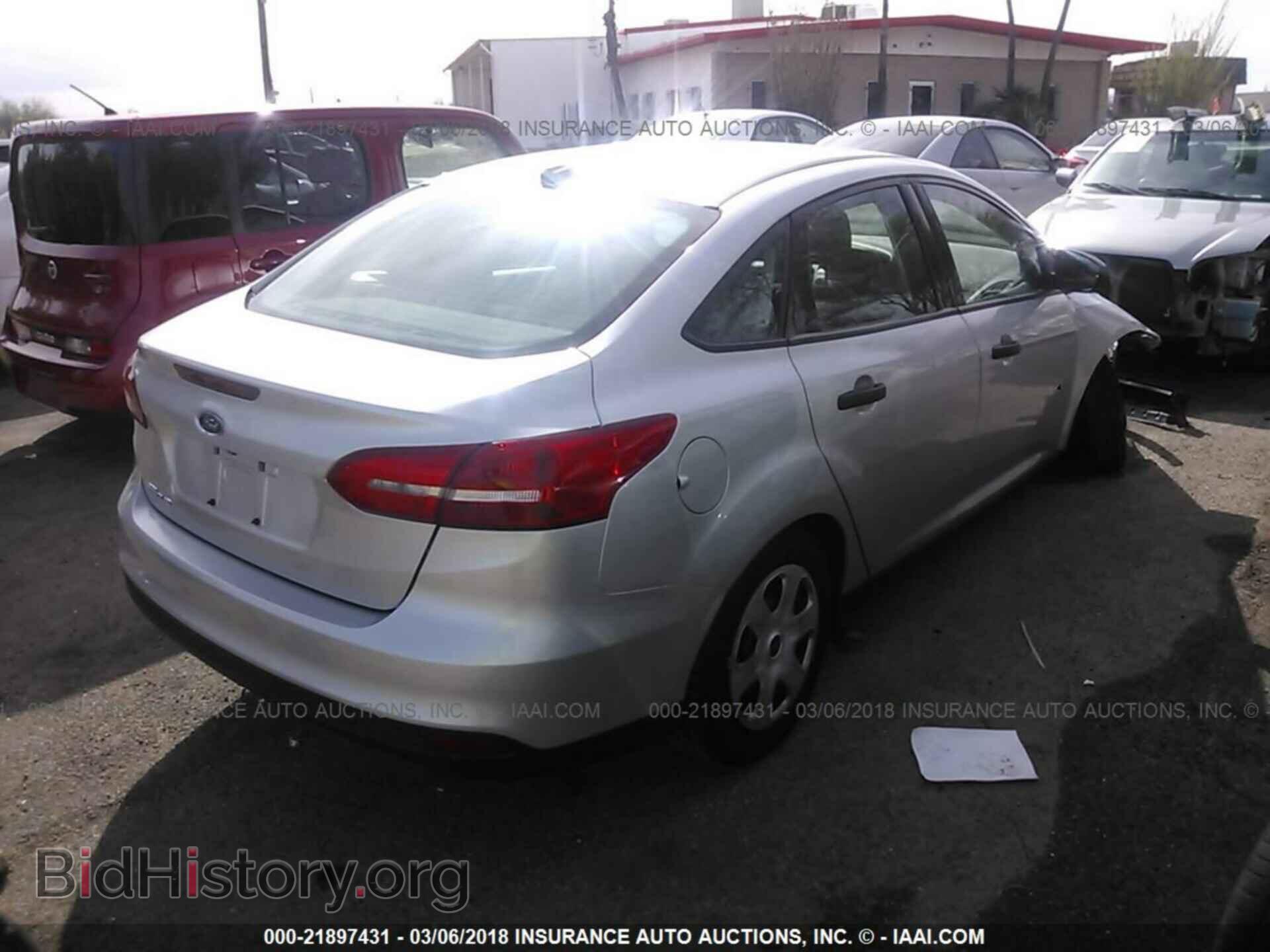 2017 Ford Focus - VIN: 1FADP3E25HL277610 - Photo 4