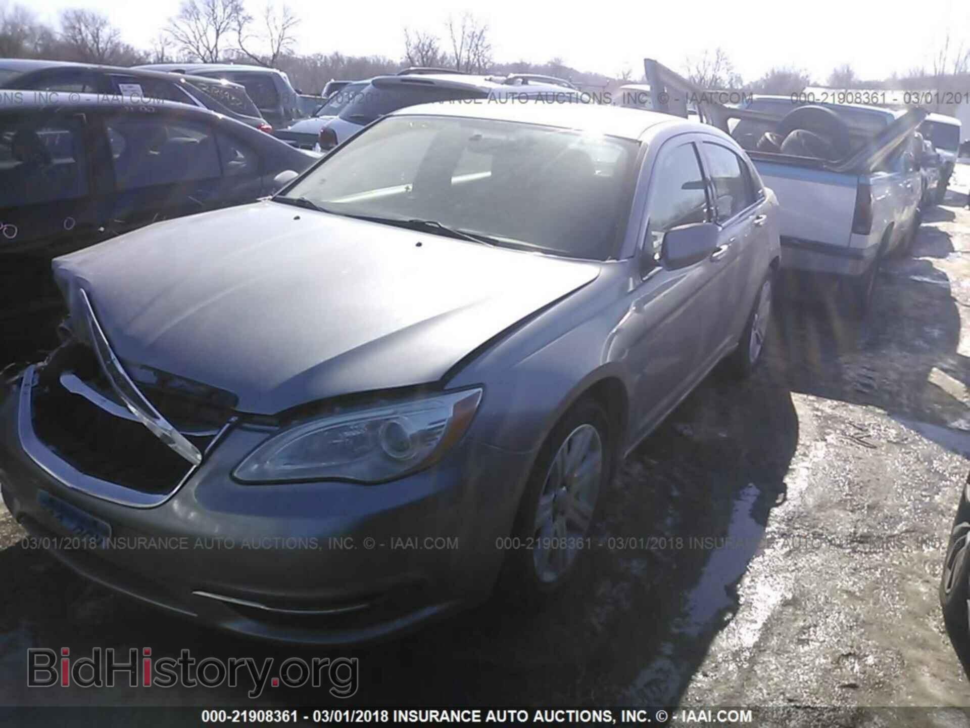 2013 Chrysler 200 - VIN: 1C3CCBAB2DN705489 - Фото 2