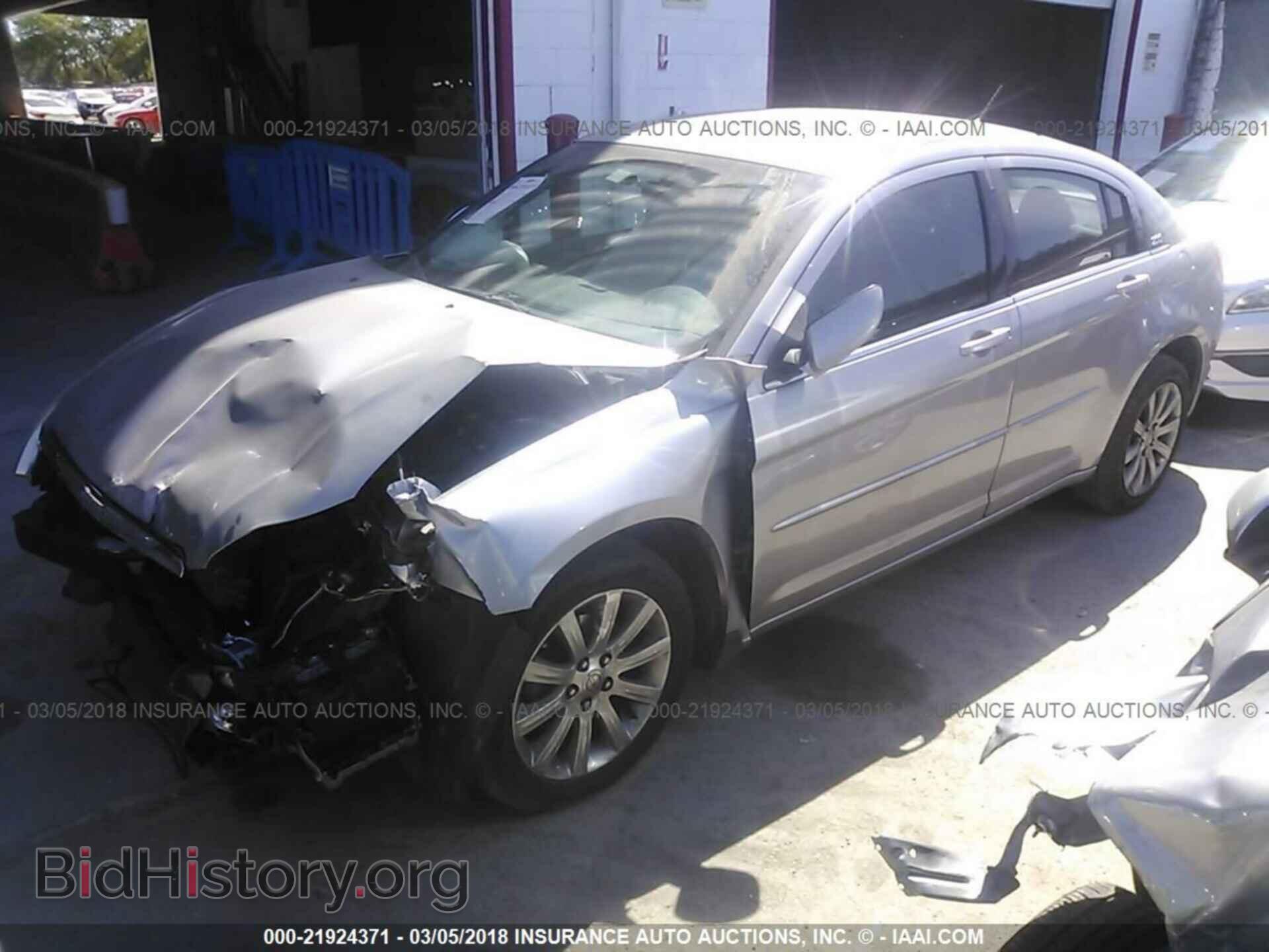 2013 Chrysler 200 - VIN: 1C3CCBBB2DN666143 - Фото 2