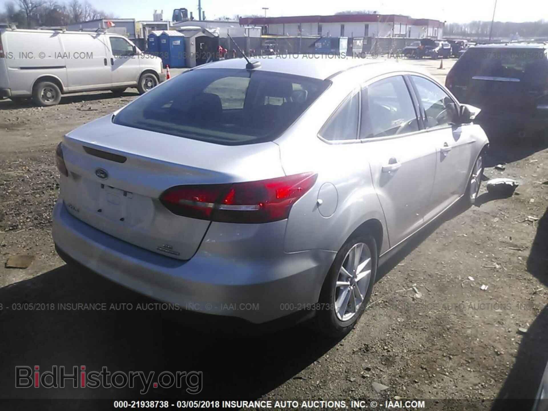 2015 Ford Focus - VIN: 1FADP3F24FL301679 - Photo 4