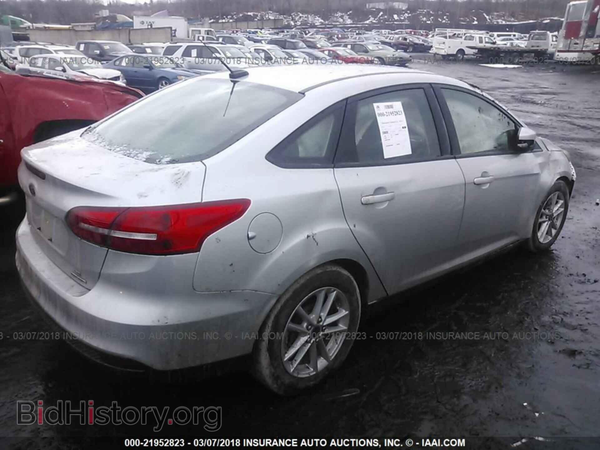 2016 Ford Focus - VIN: 1FADP3F21GL263507 - Photo 4