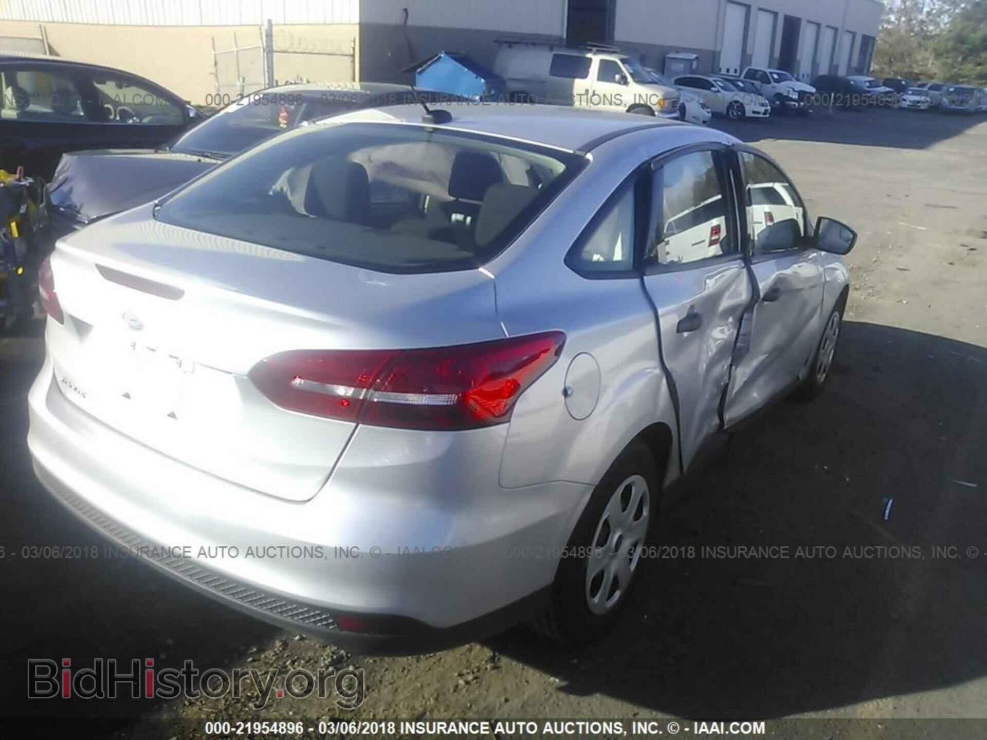 2017 Ford Focus - VIN: 1FADP3E25HL344657 - Photo 4