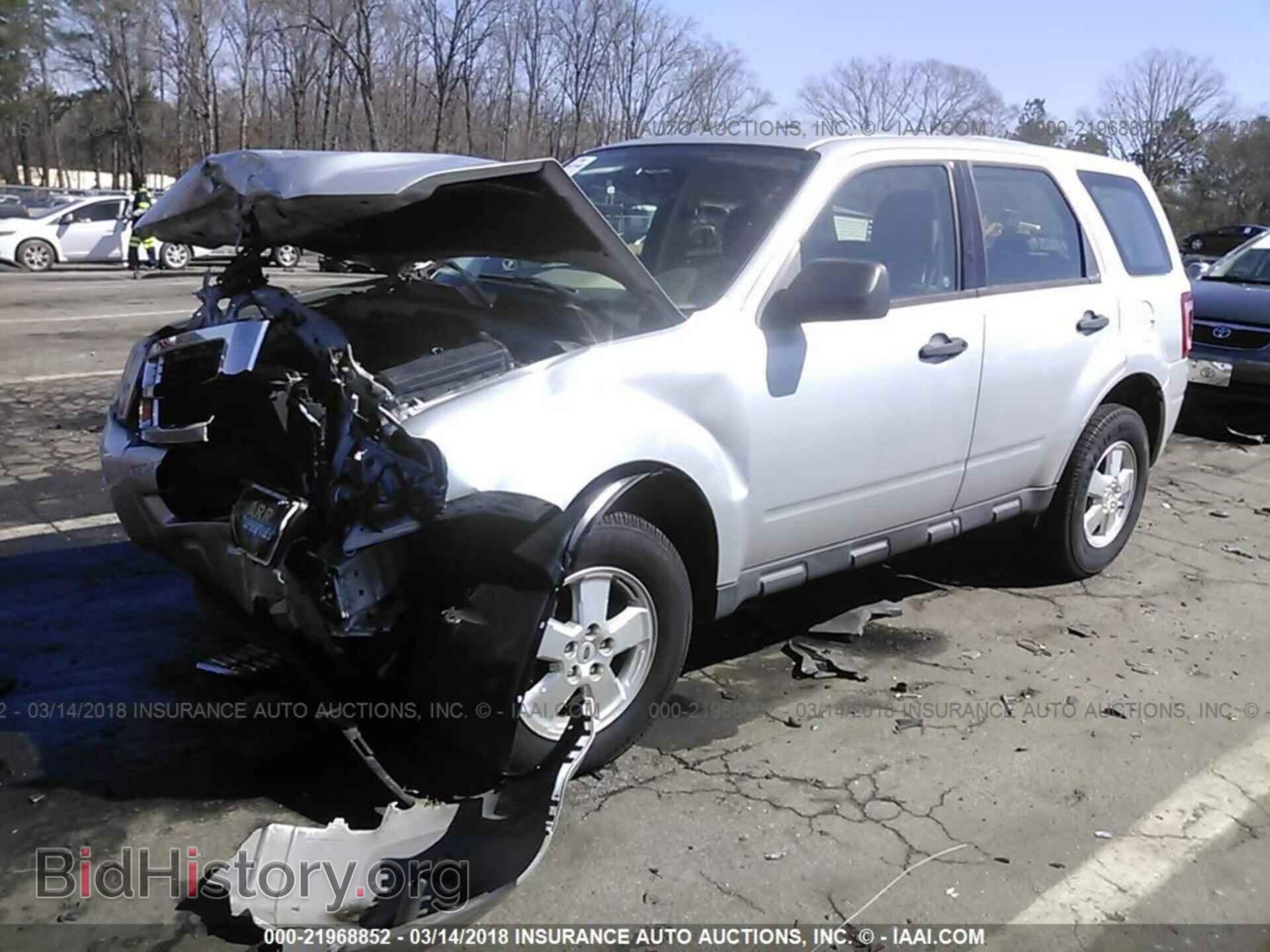 2011 Ford Escape - VIN: 1FMCU0C75BKB32300 - Фото 2