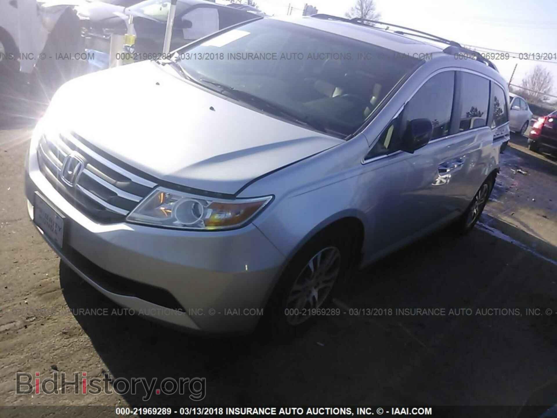 2011 Honda Odyssey - VIN: 5FNRL5H68BB008601 - Фото 2