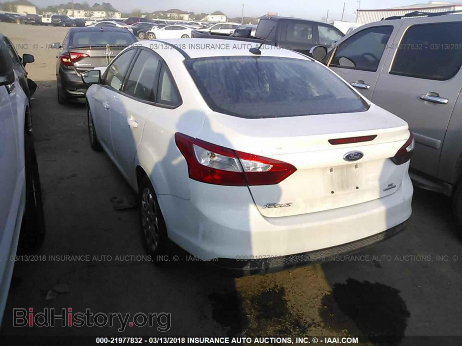 2012 Ford Focus - VIN: 1FAHP3F28CL417982 - Photo 3