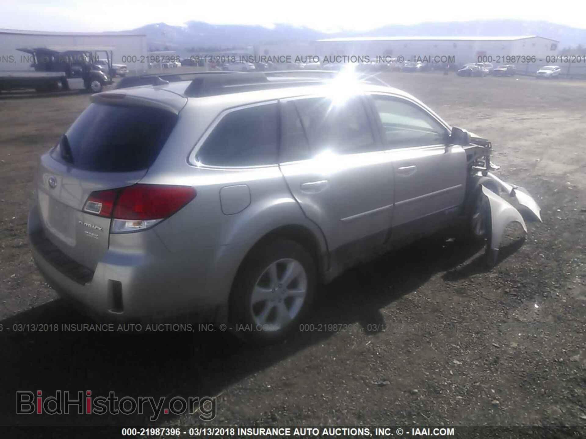 2014 Subaru Outback - VIN: 4S4BRBCC5E3260153 - Photo 4