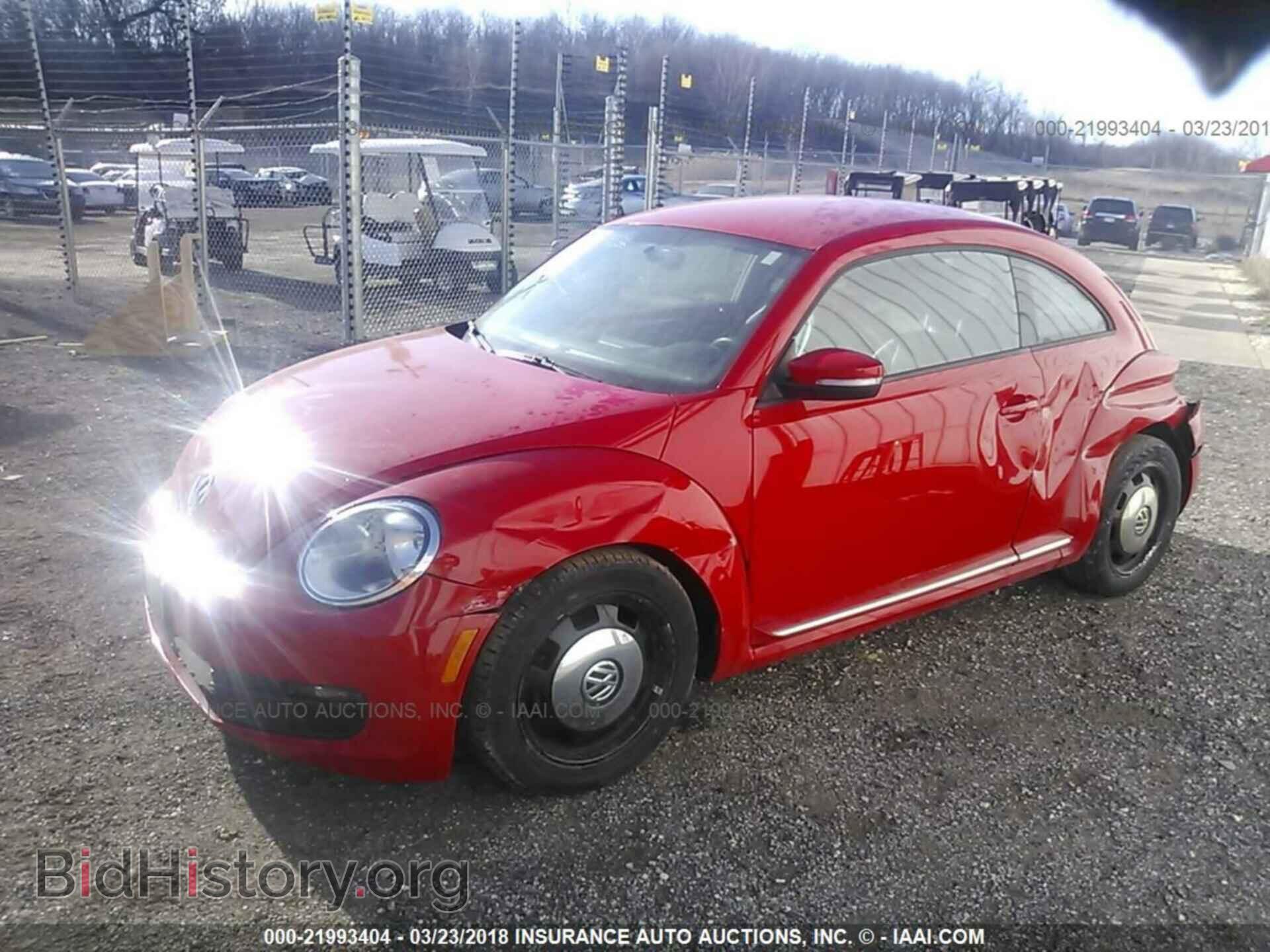 2013 Volkswagen Beetle - VIN: 3VWJP7AT2DM609995 - Фото 2