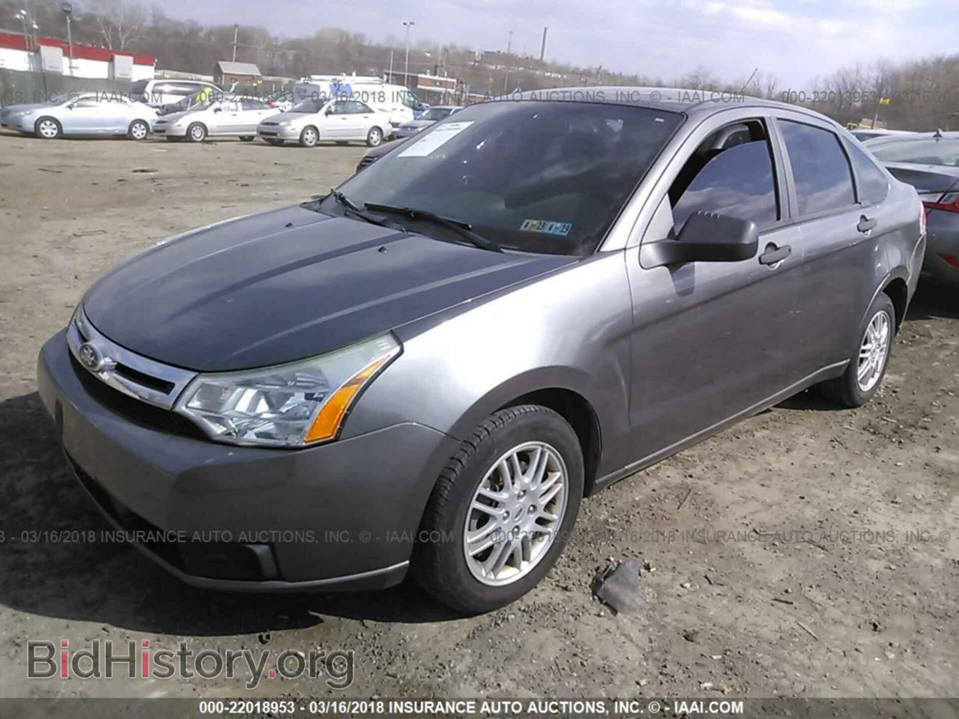 2011 Ford Focus - VIN: 1FAHP3FN6BW186491 - Фото 2