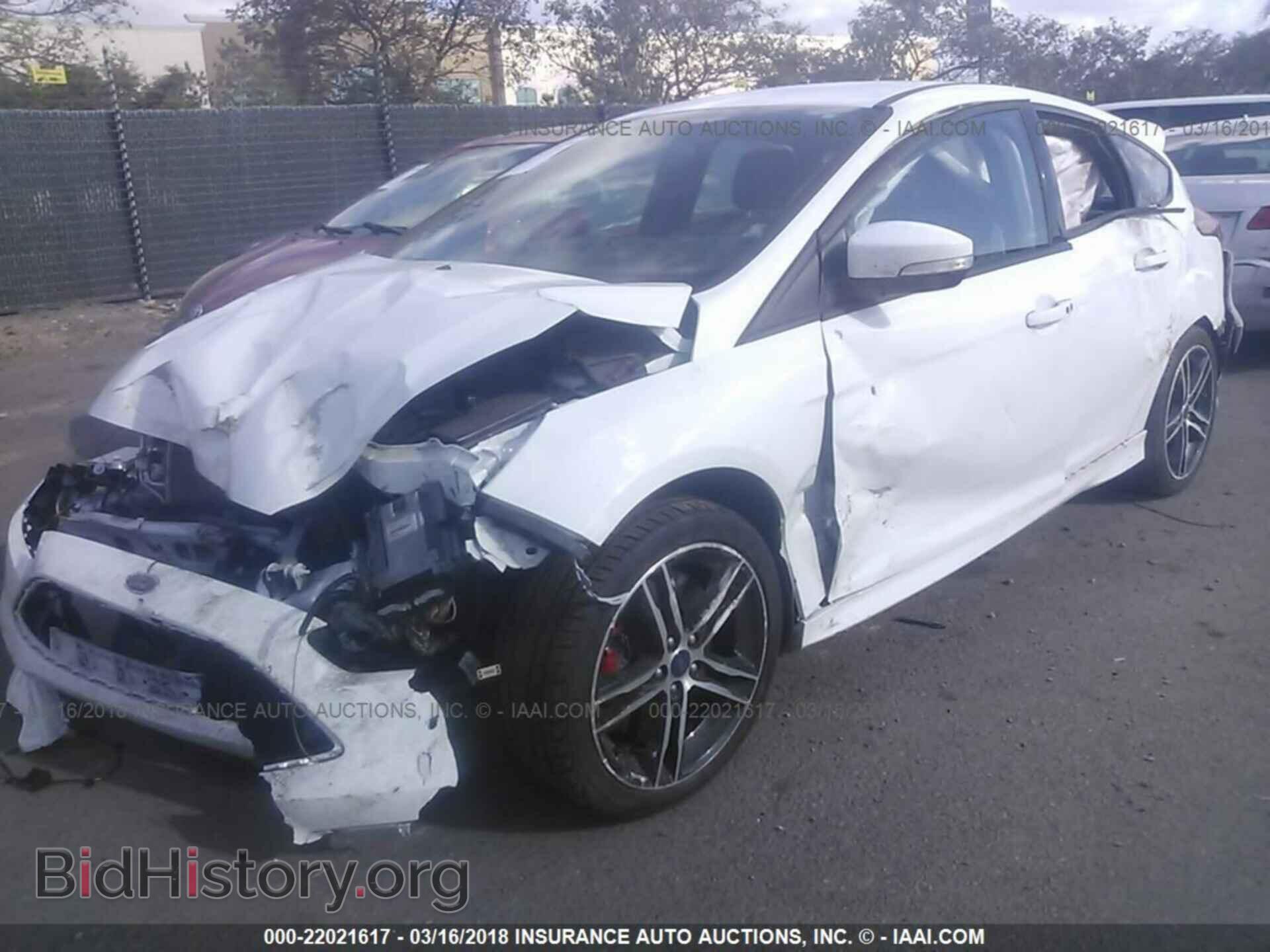 2016 Ford Focus - VIN: 1FADP3L93GL301630 - Photo 2