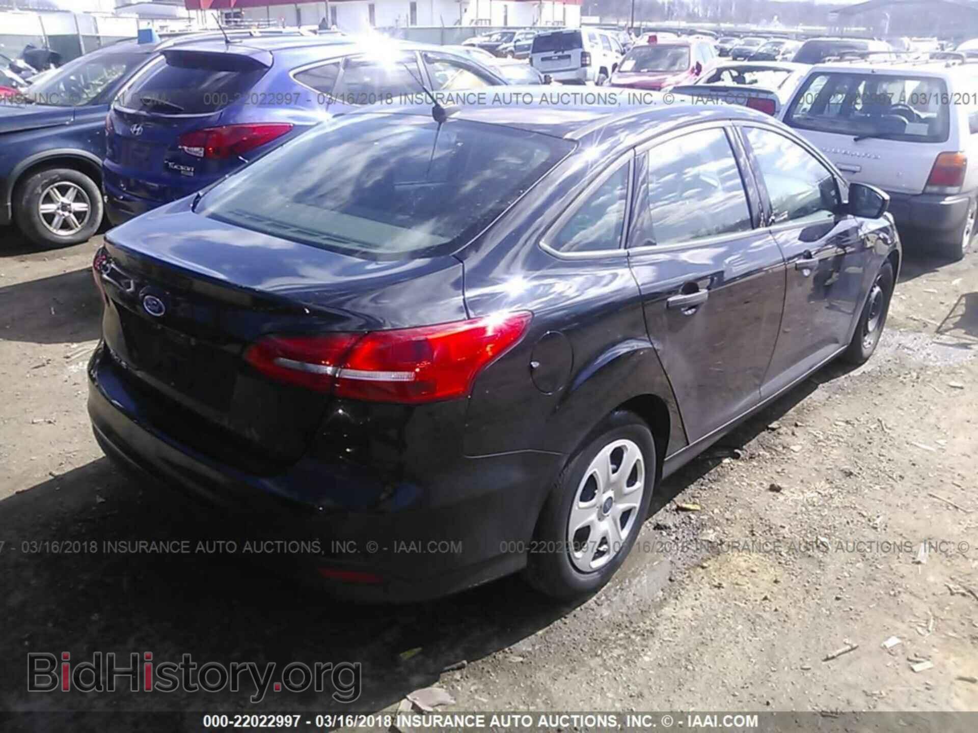 2016 Ford Focus - VIN: 1FADP3E27GL331150 - Photo 4