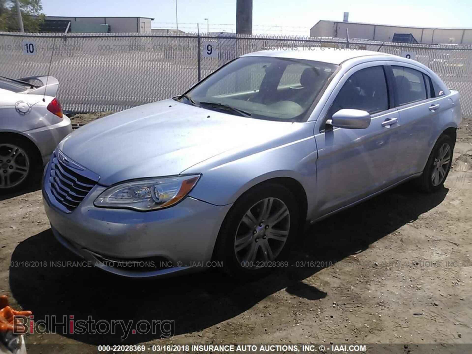 2013 Chrysler 200 - VIN: 1C3CCBAB5DN670401 - Photo 2