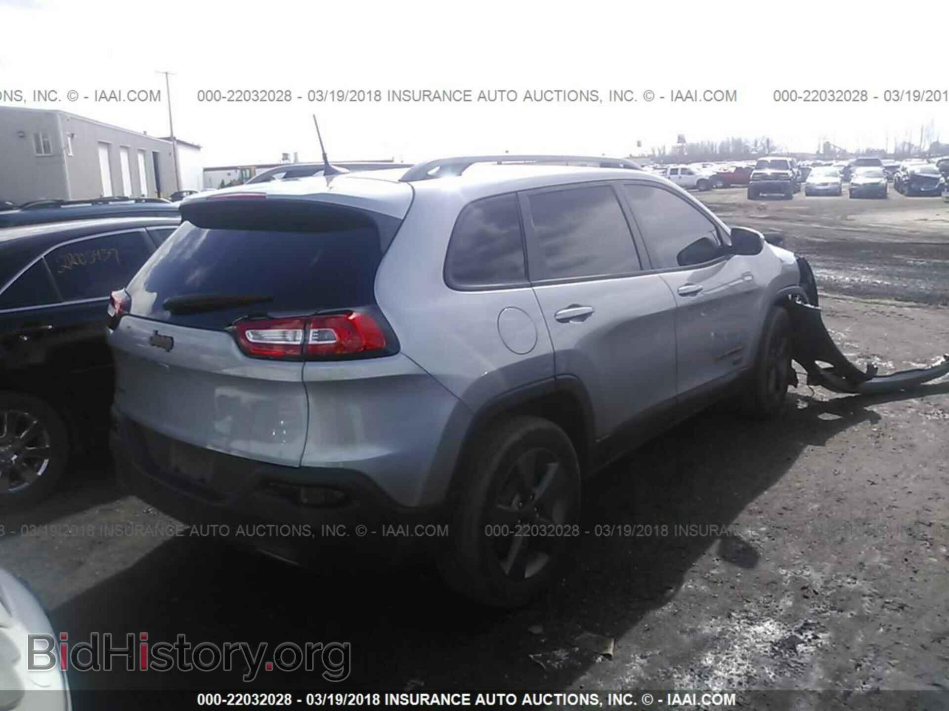2017 Jeep Cherokee - VIN: 1C4PJMCB3HW567232 - Photo 4