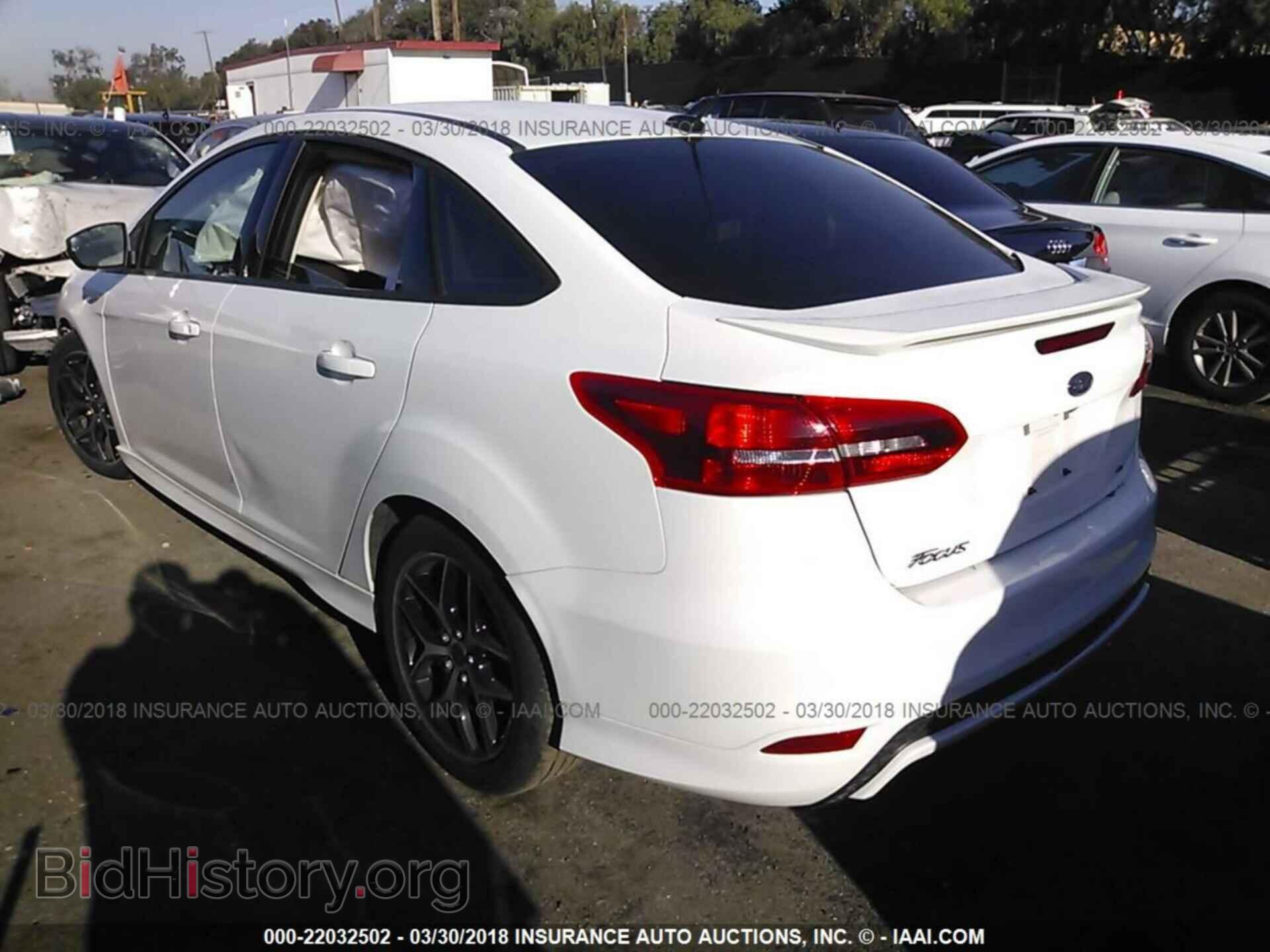 2016 Ford Focus - VIN: 1FADP3F21GL275821 - Photo 3