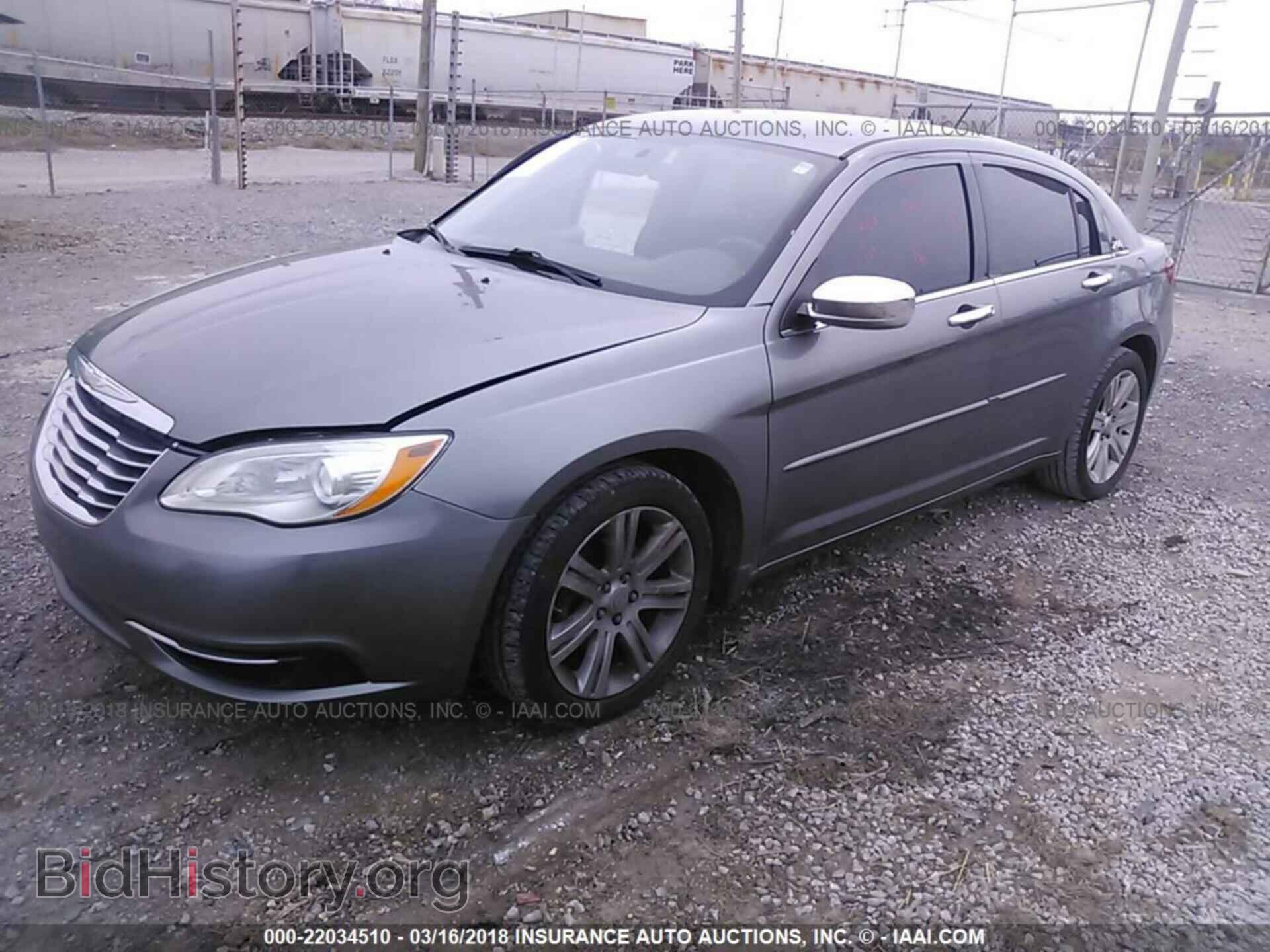 2013 Chrysler 200 - VIN: 1C3CCBBB7DN666025 - Фото 2
