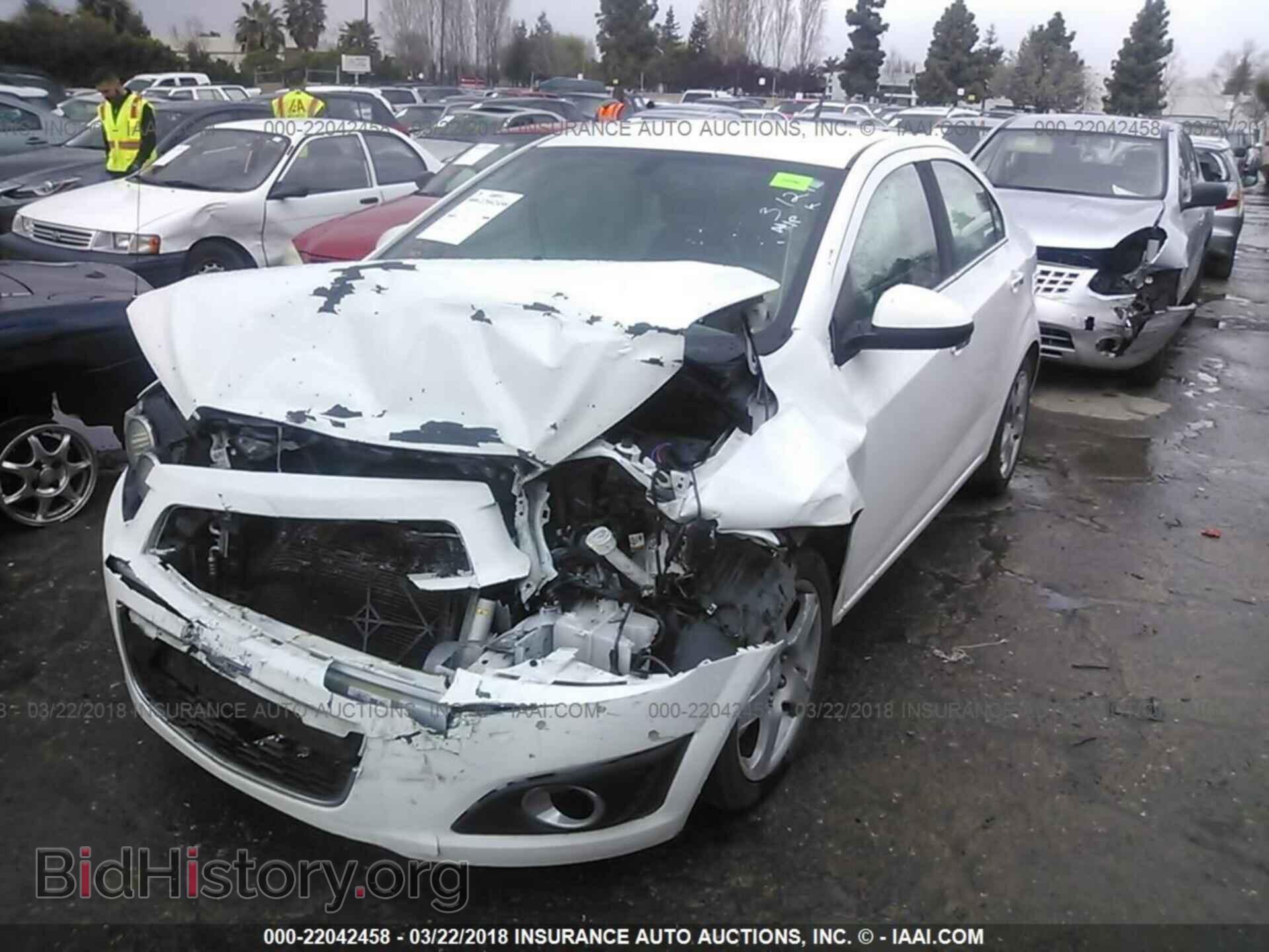 2014 Chevrolet Sonic - VIN: 1G1JE5SG8E4124054 - Фото 2