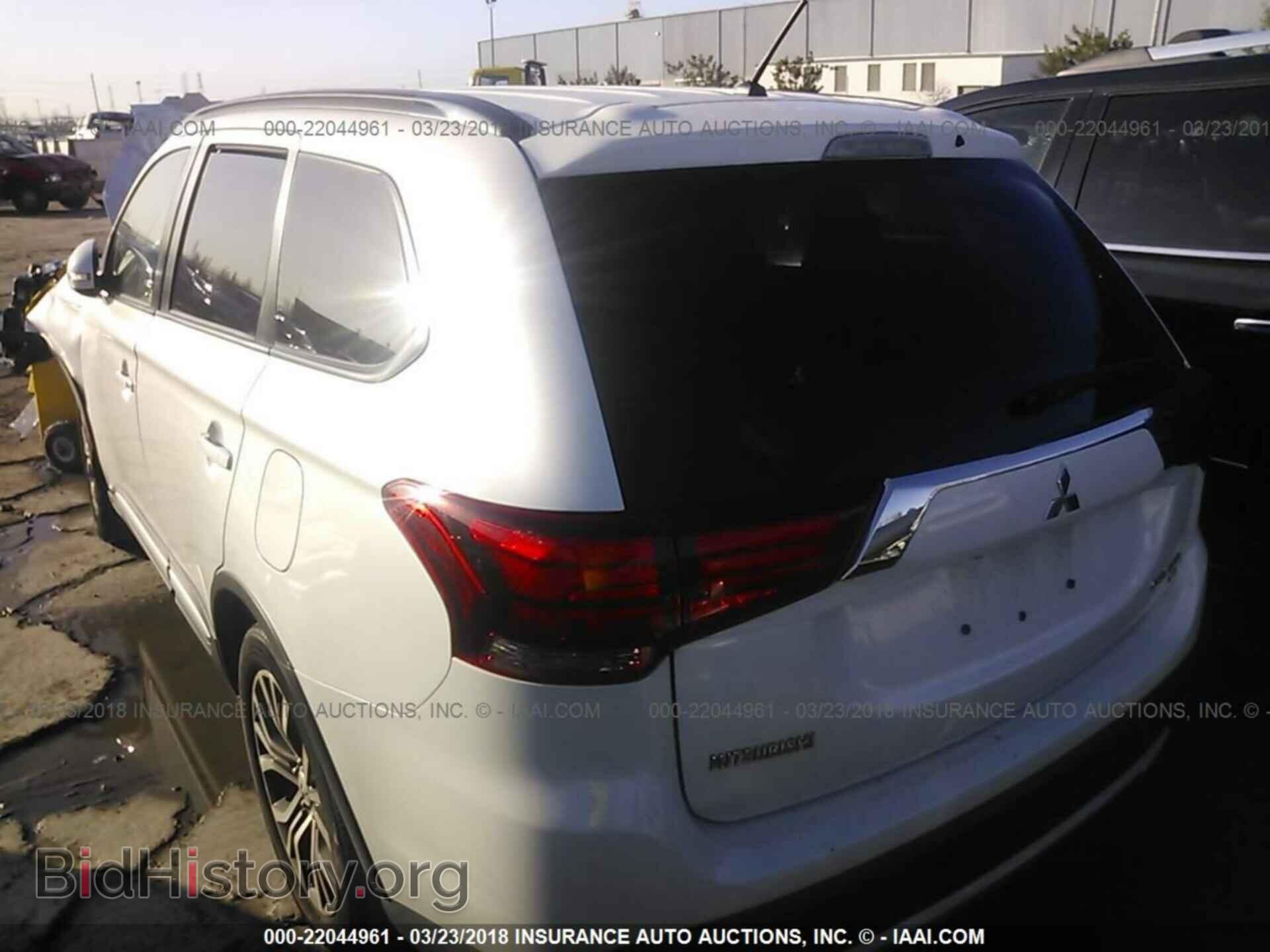 2016 Mitsubishi Outlander - VIN: JA4AD3A37GZ002637 - Фото 3