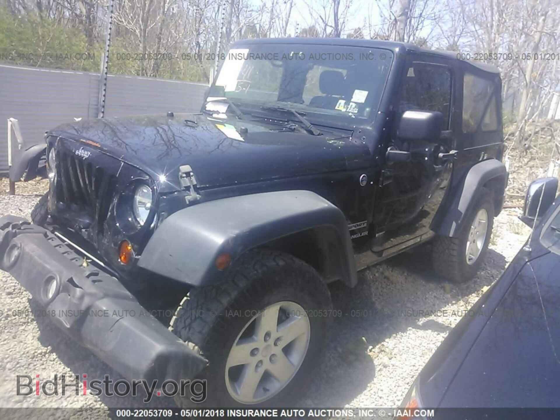 2011 Jeep Wrangler - VIN: 1J4AA2D14BL511285 - Фото 2