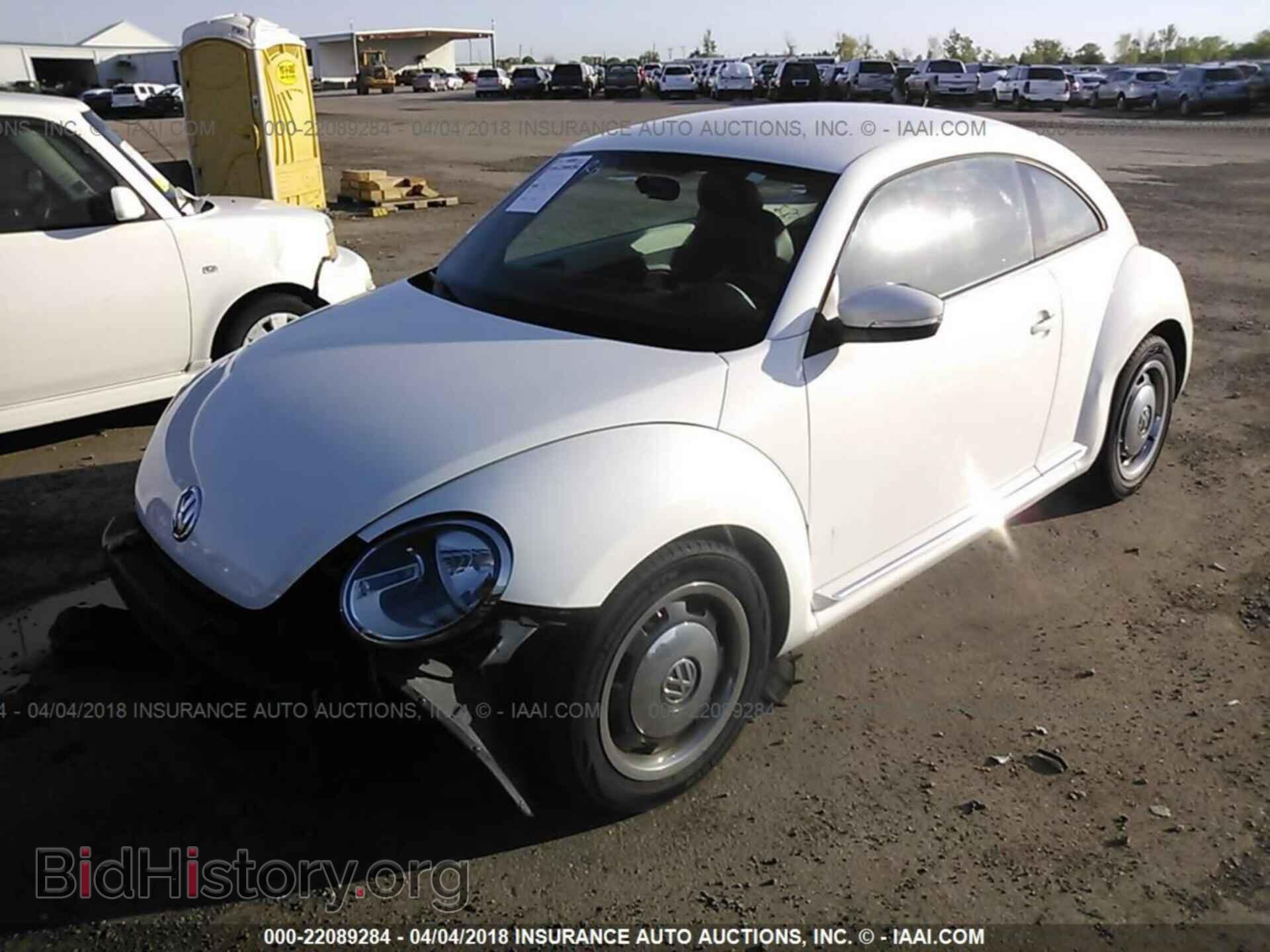 2012 Volkswagen Beetle - VIN: 3VWJP7AT7CM619310 - Фото 2