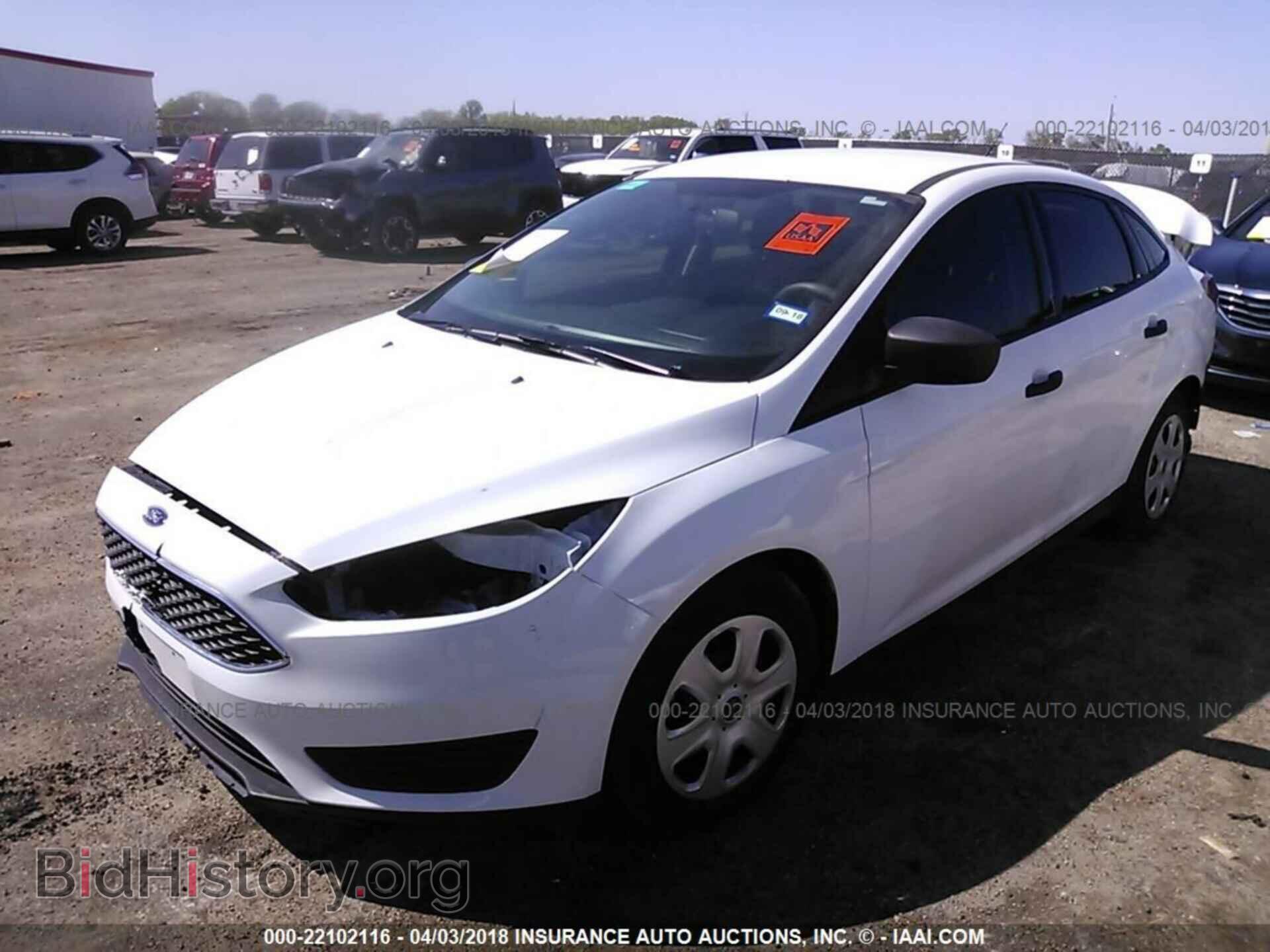 2016 Ford Focus - VIN: 1FADP3E25GL372070 - Photo 2