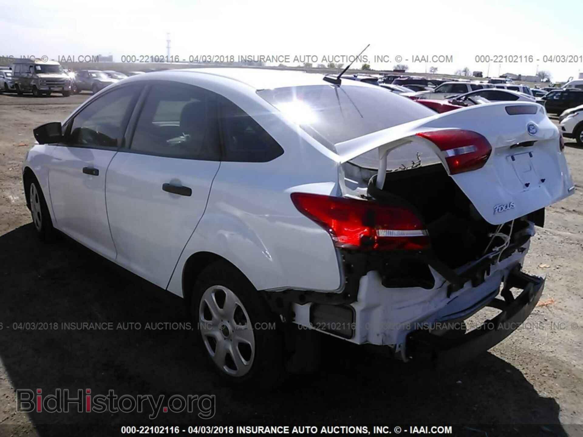 2016 Ford Focus - VIN: 1FADP3E25GL372070 - Photo 3