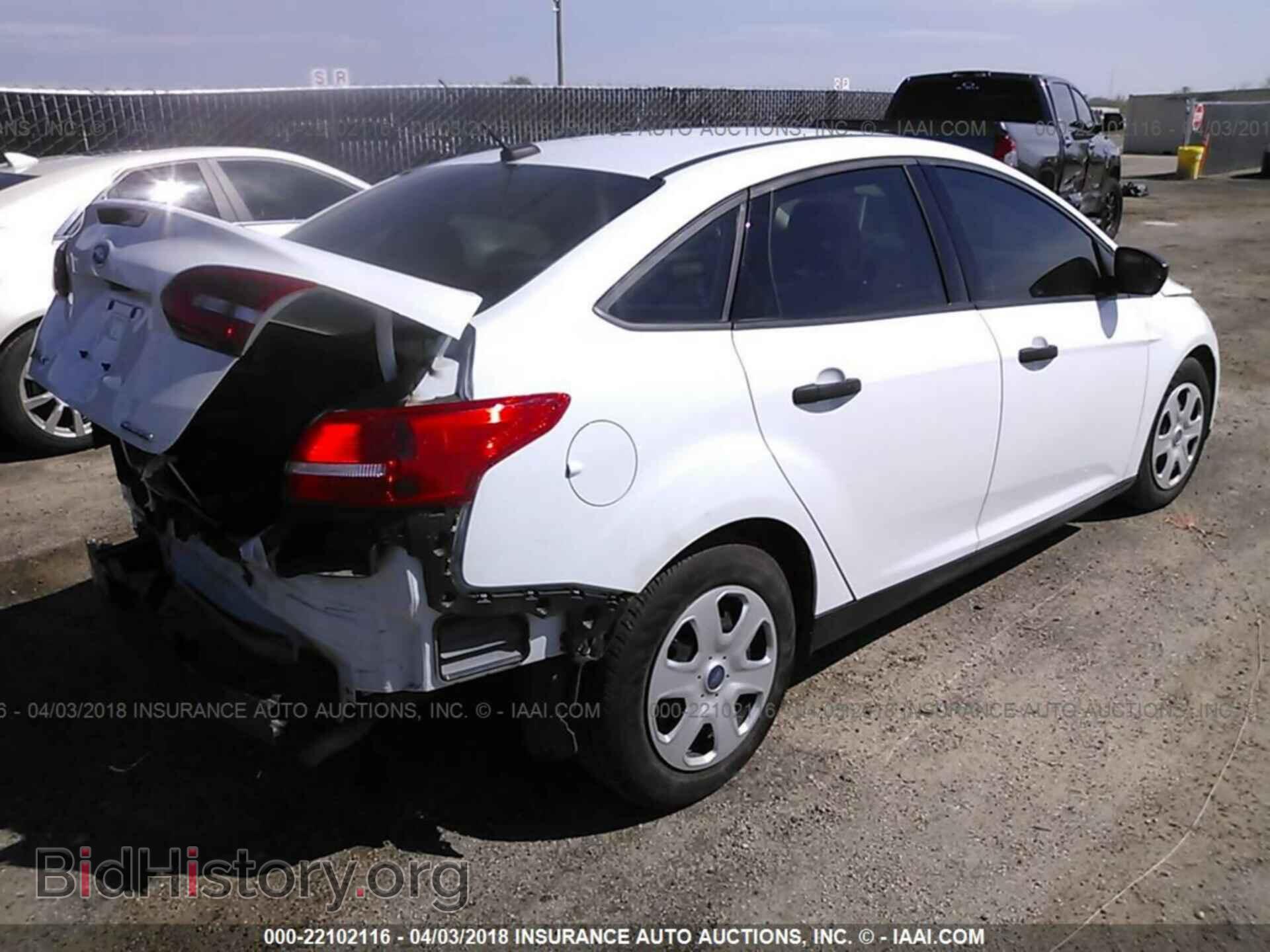 2016 Ford Focus - VIN: 1FADP3E25GL372070 - Photo 4