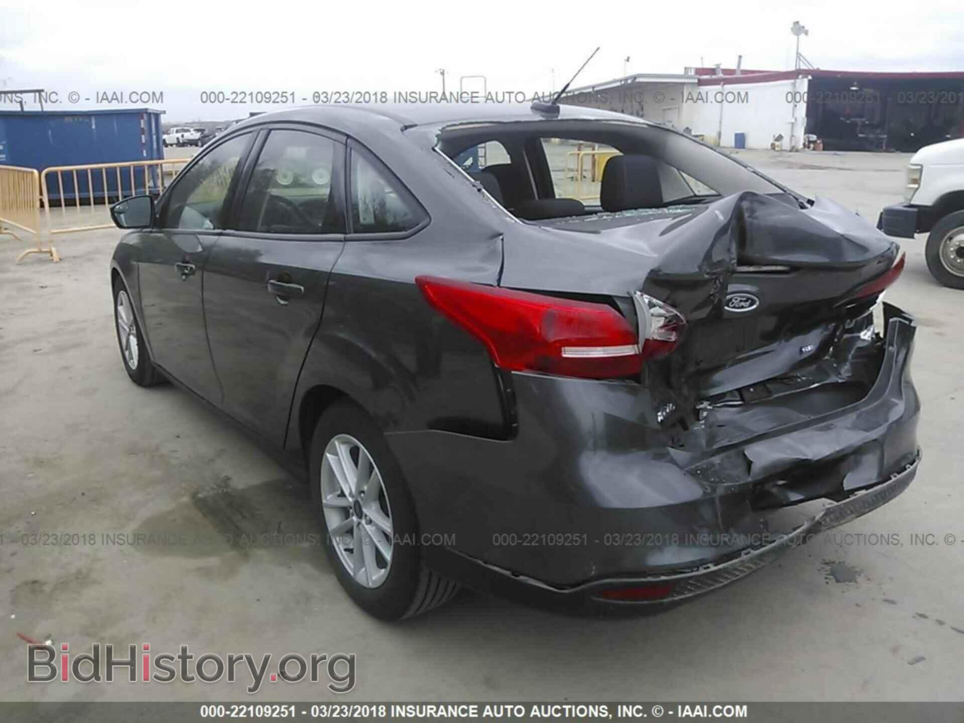 2017 Ford Focus - VIN: 1FADP3F24HL231300 - Фото 3