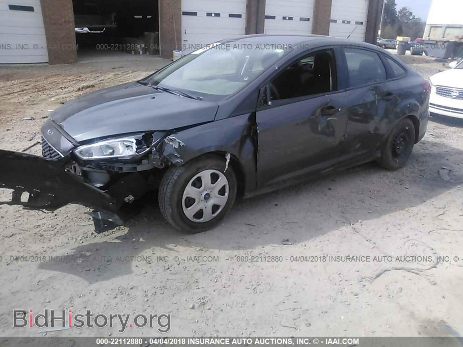 2016 Ford Focus - VIN: 1FADP3E29GL355000 - Photo 2