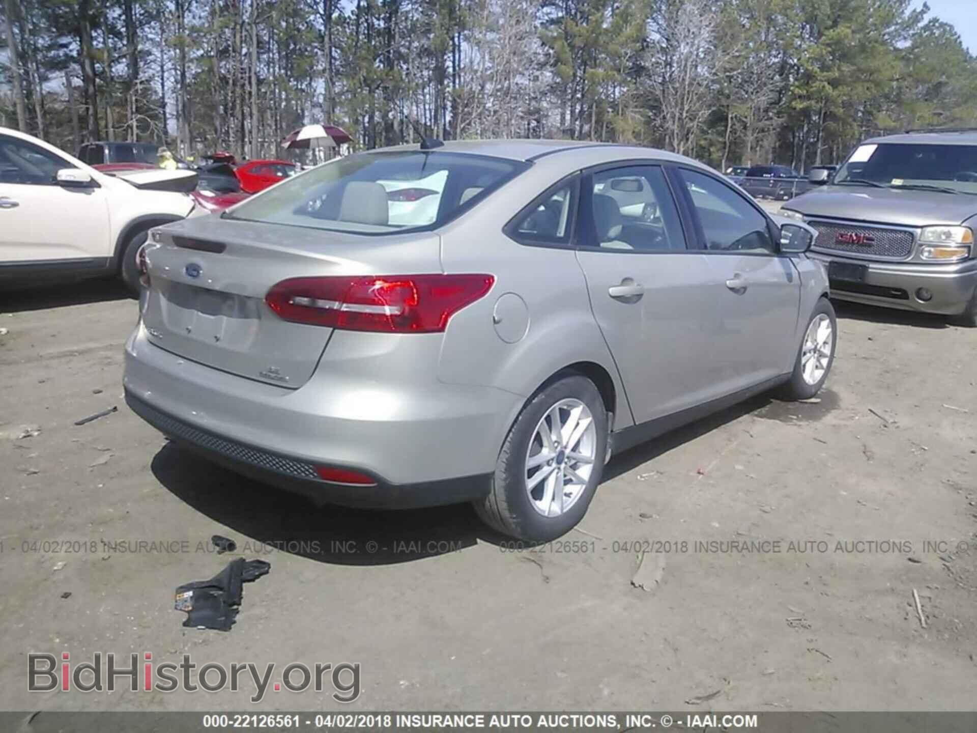 2016 Ford Focus - VIN: 1FADP3F27GL365331 - Photo 4